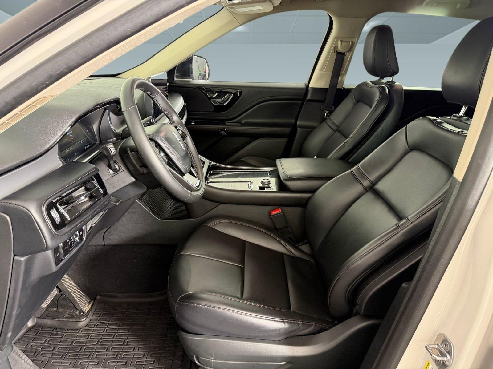 Aviator Standard SUV