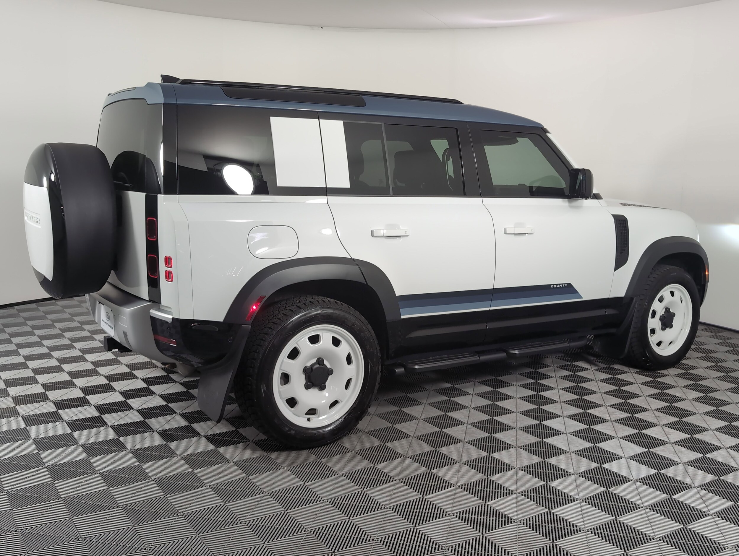 2025 Land Rover Defender S photo 2