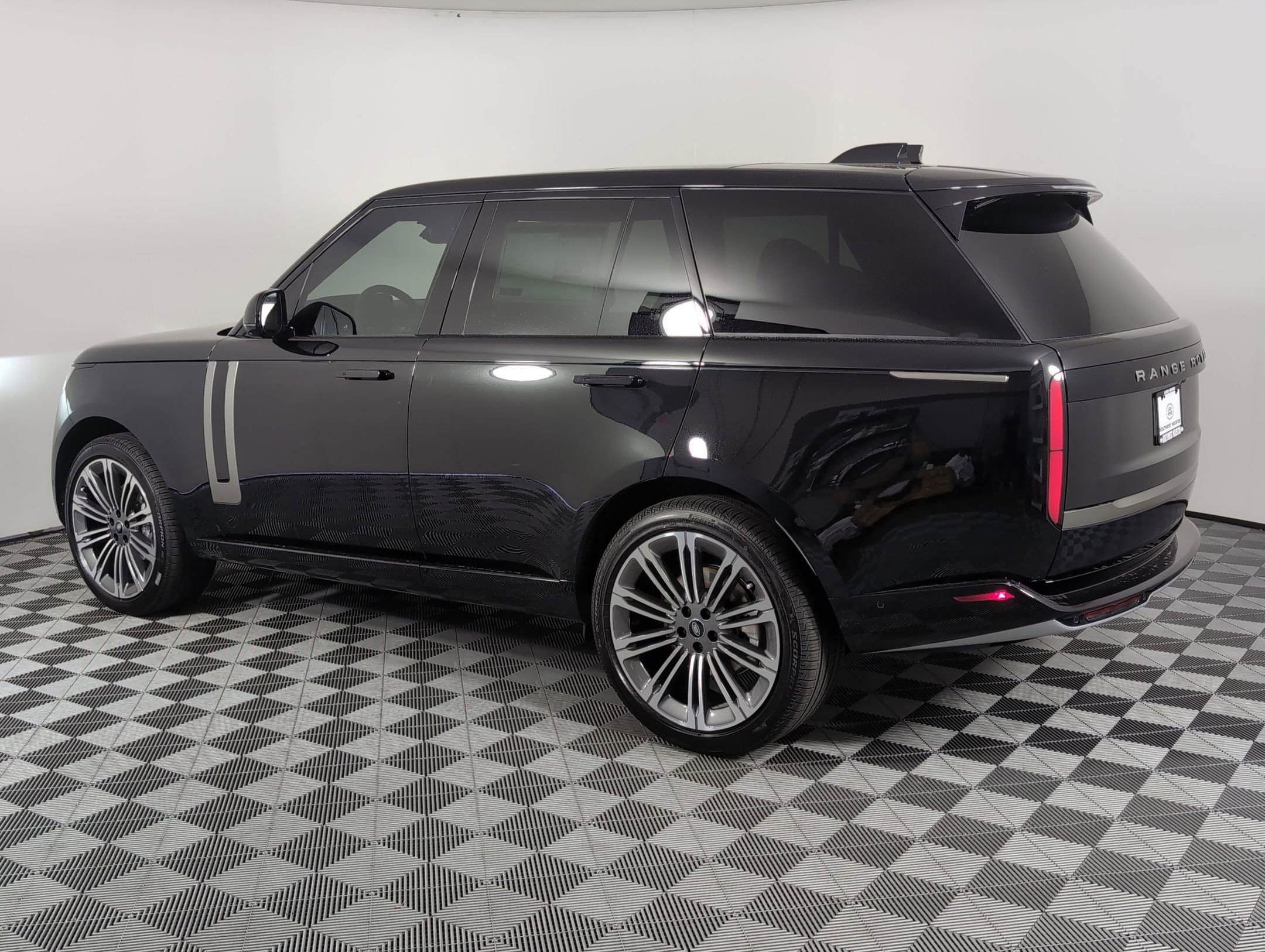 2025 Land Rover Range Rover SE photo 3