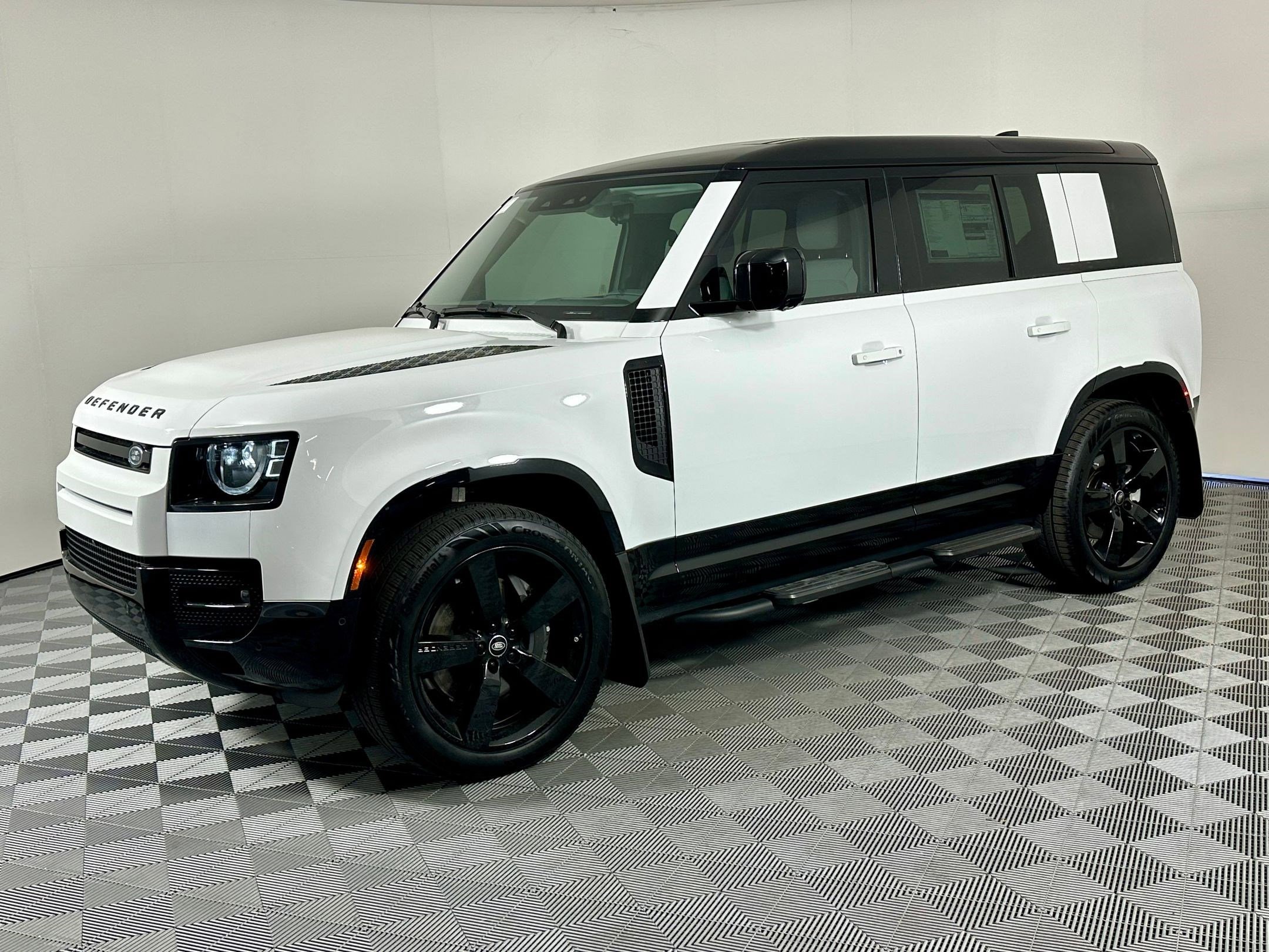 2025 Land Rover Defender X-Dynamic SE's photo