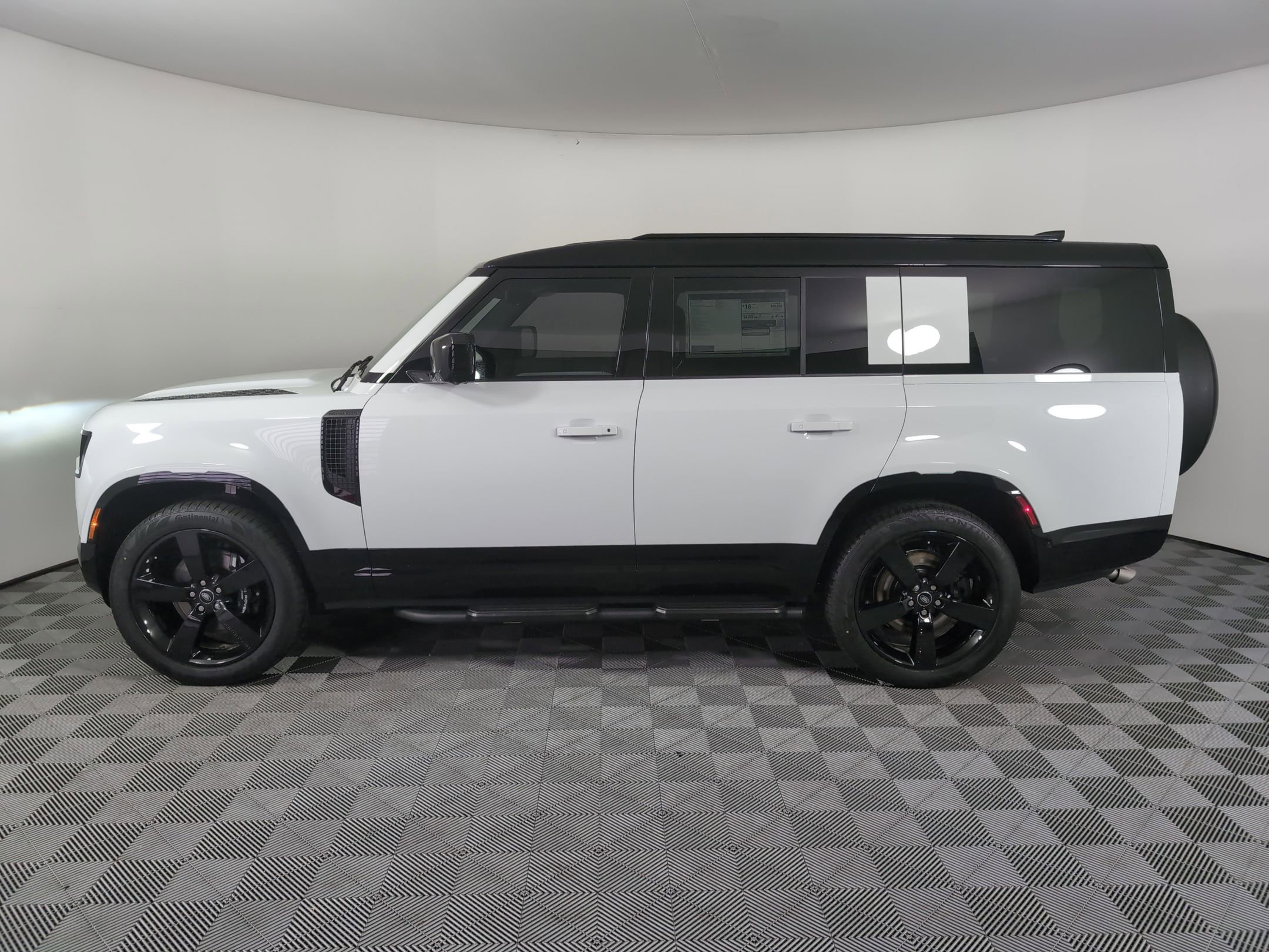2025 Land Rover Defender 130 V8 photo 2
