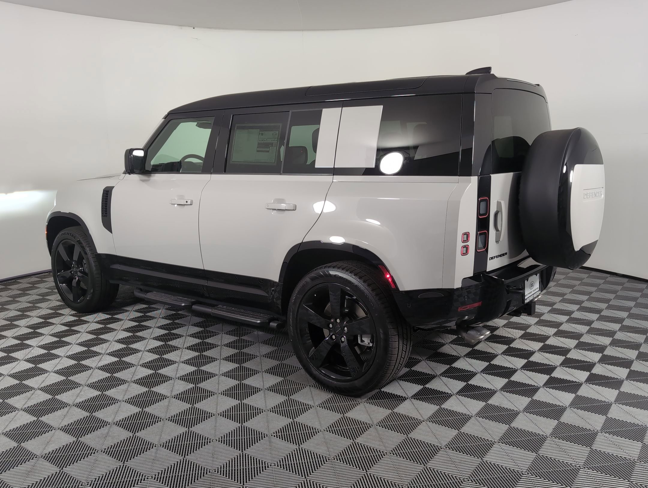 2026 Land Rover Defender 110 X-Dynamic SE photo 3