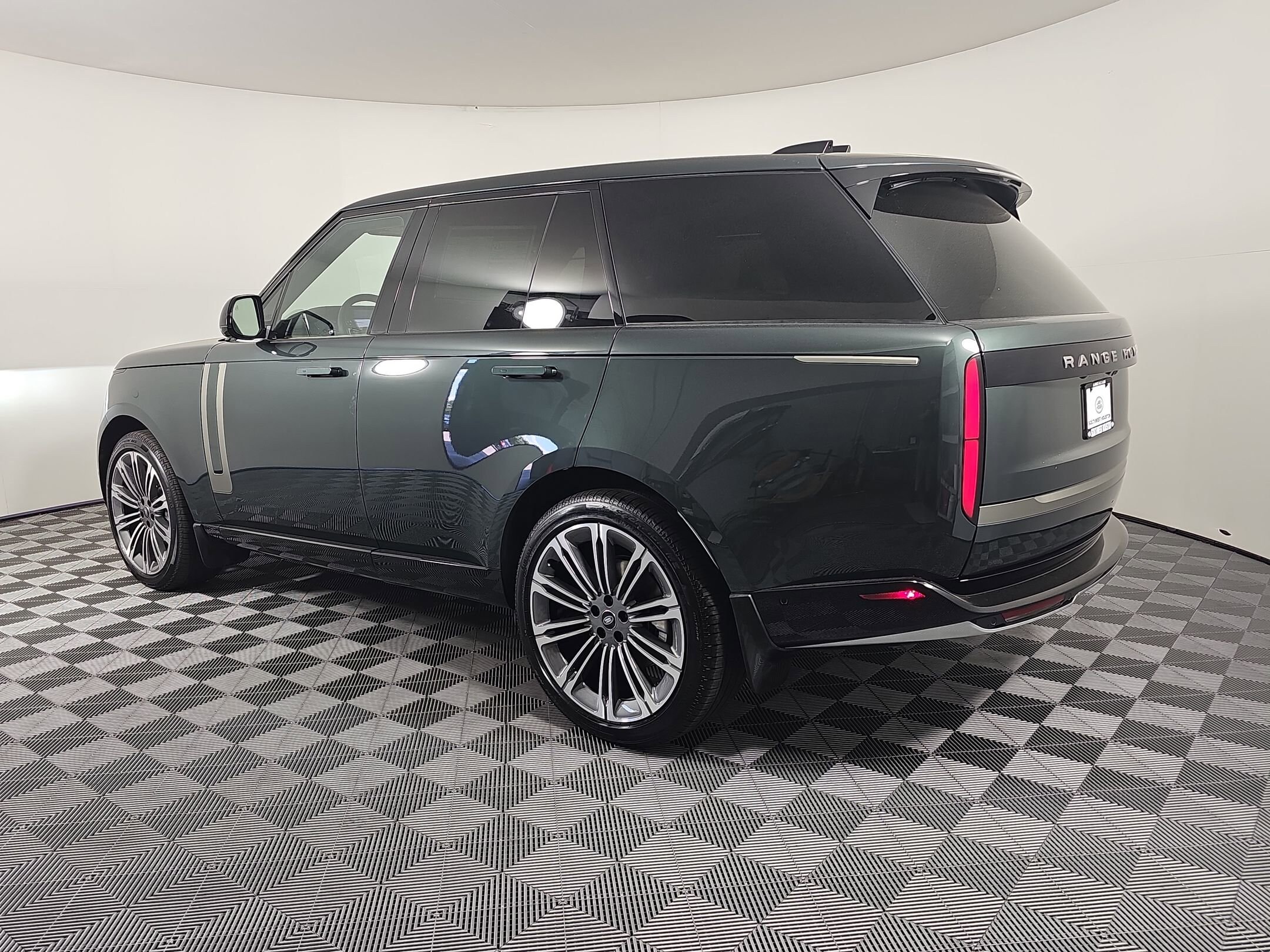 2025 Land Rover Range Rover SE photo 2