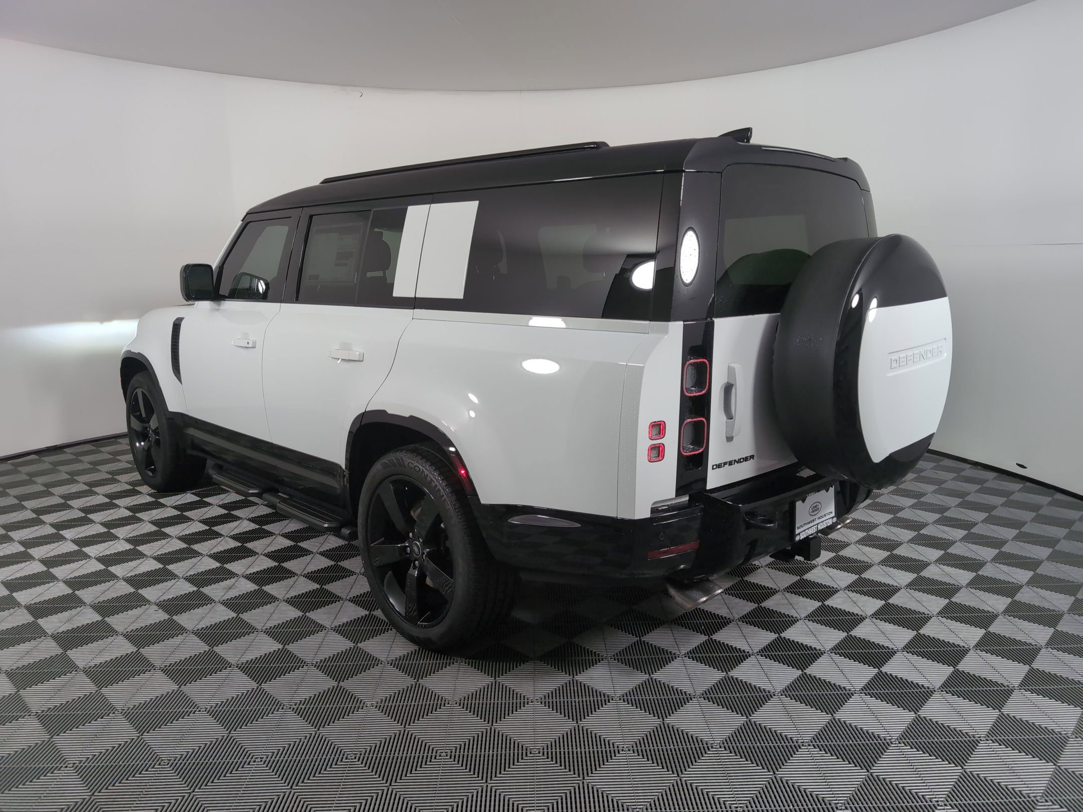 2025 Land Rover Defender 130 V8 photo 2