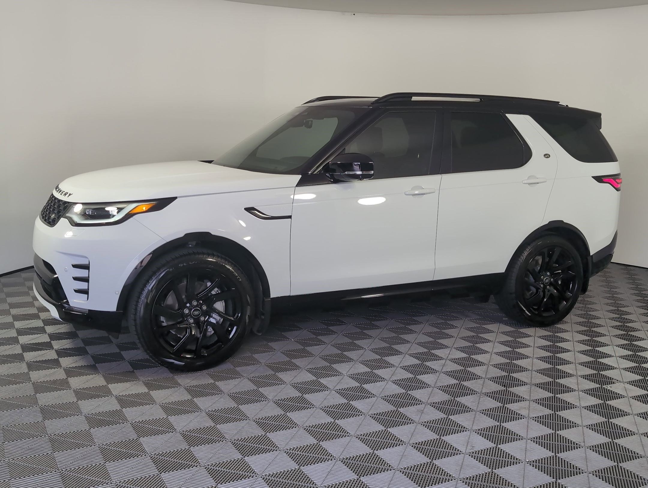 2025 Land Rover Discovery Dynamic SE's photo