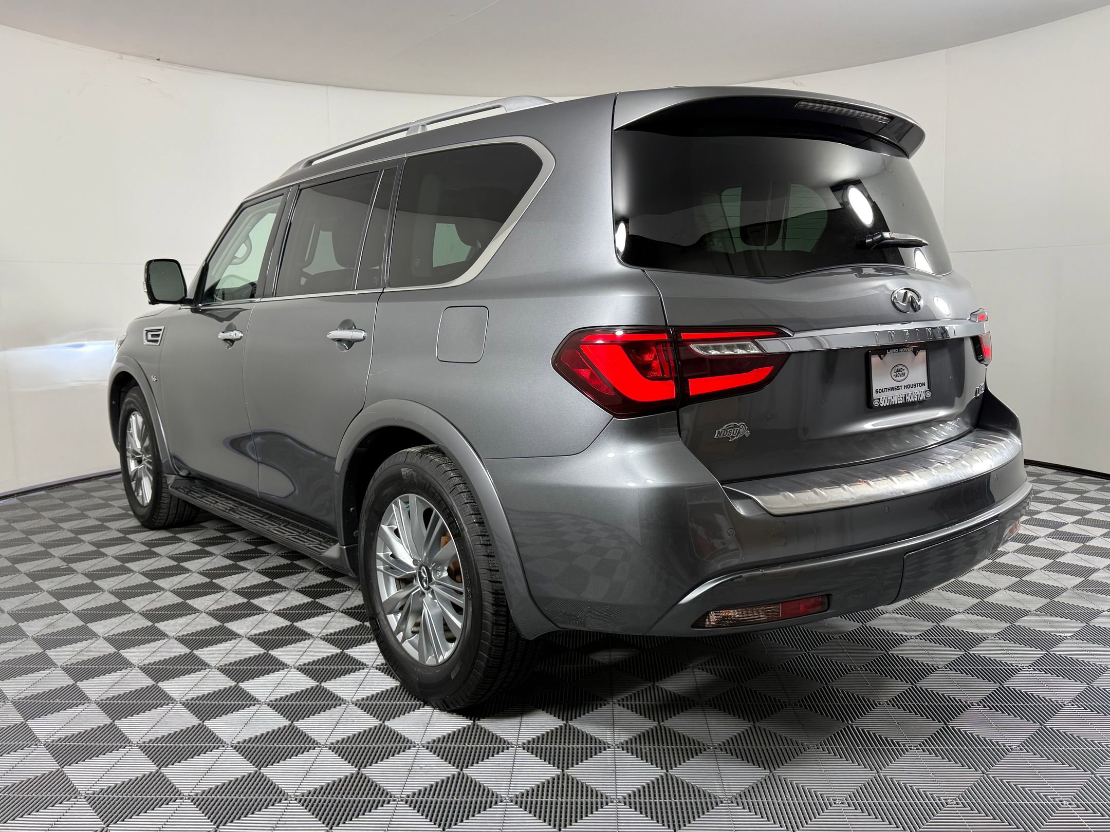 2018 Infiniti QX80 photo 2