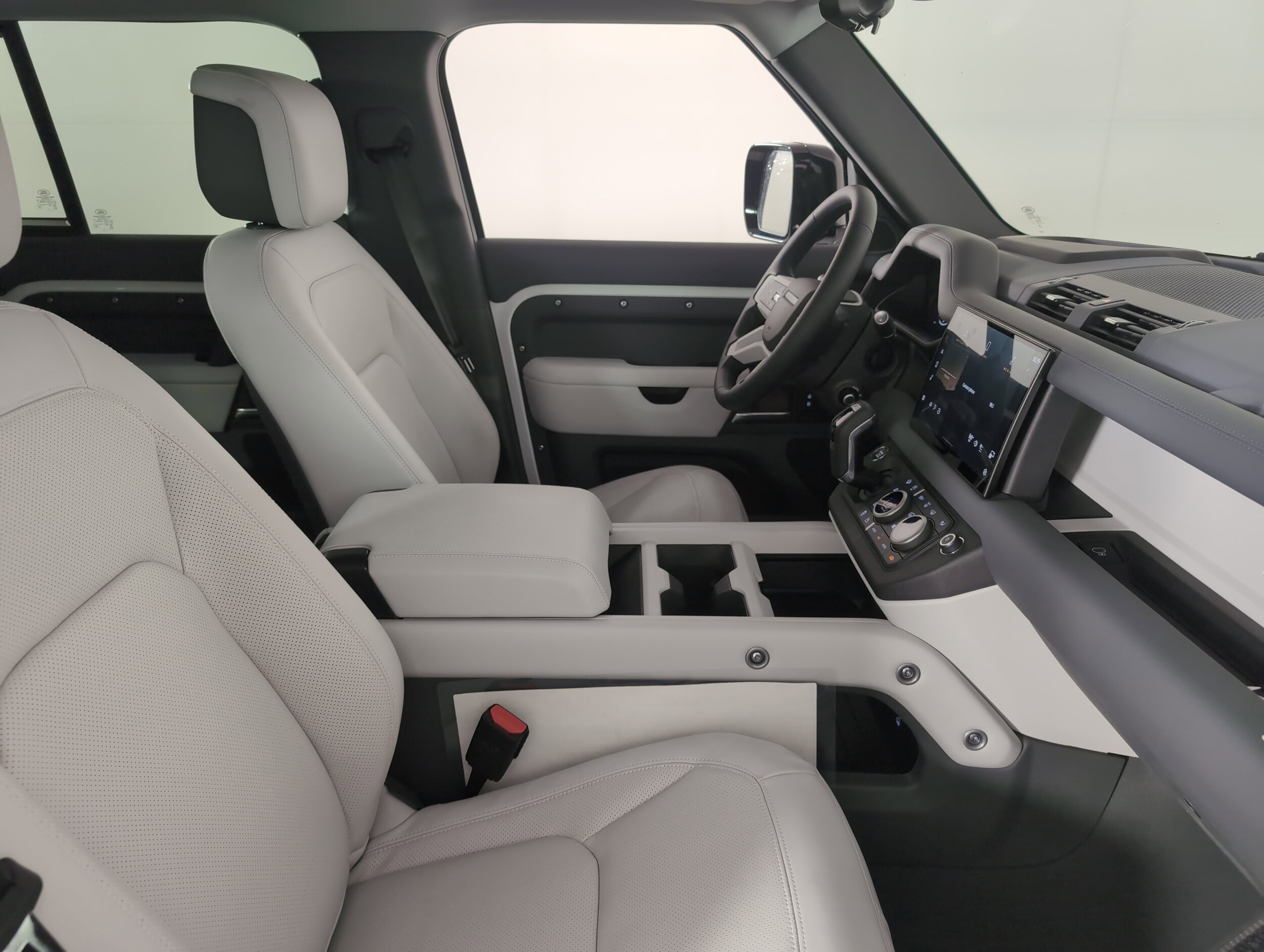 2025 Land Rover Defender 130 X-Dynamic SE photo 3