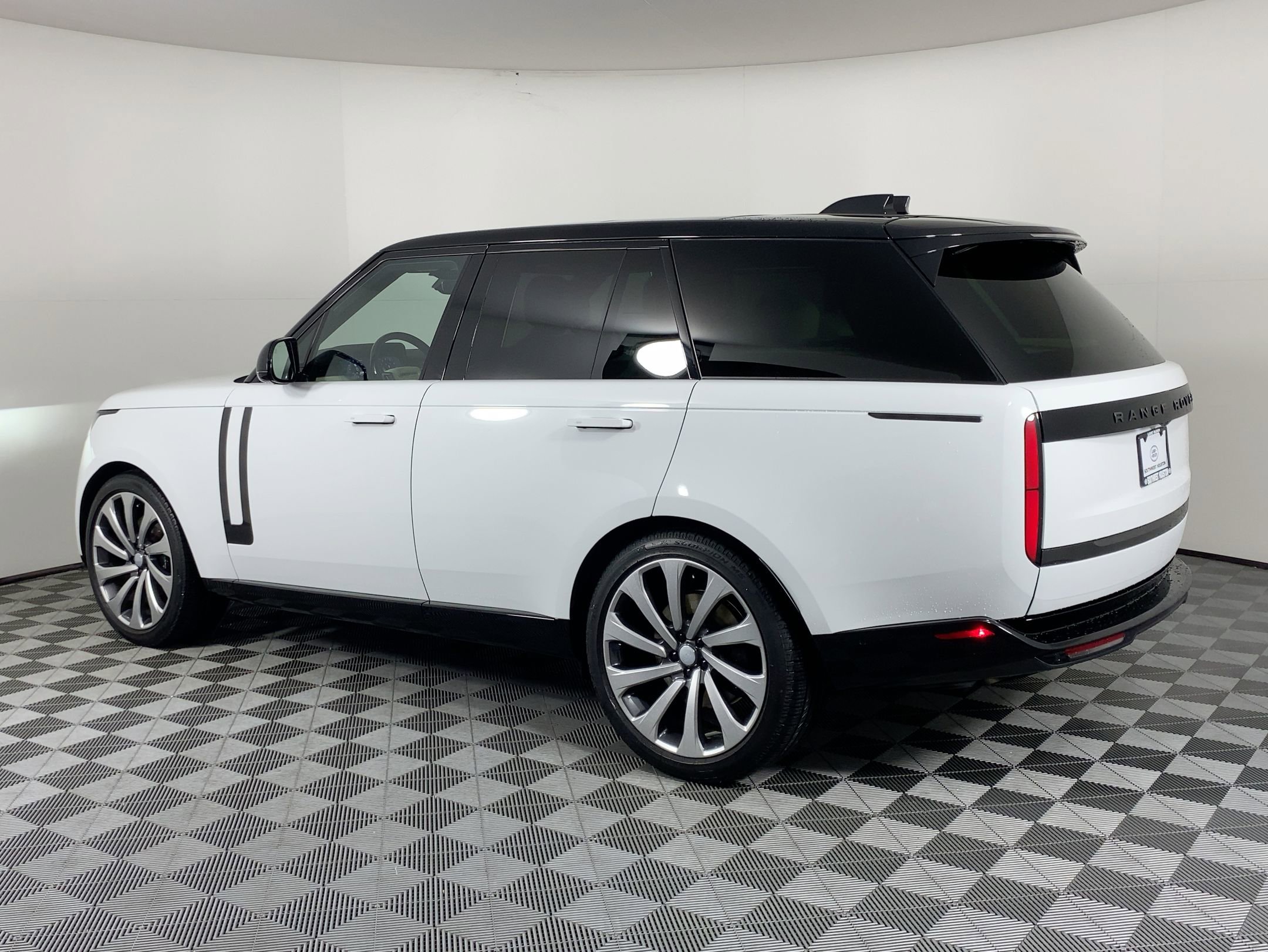 2025 Land Rover Range Rover SE photo 3