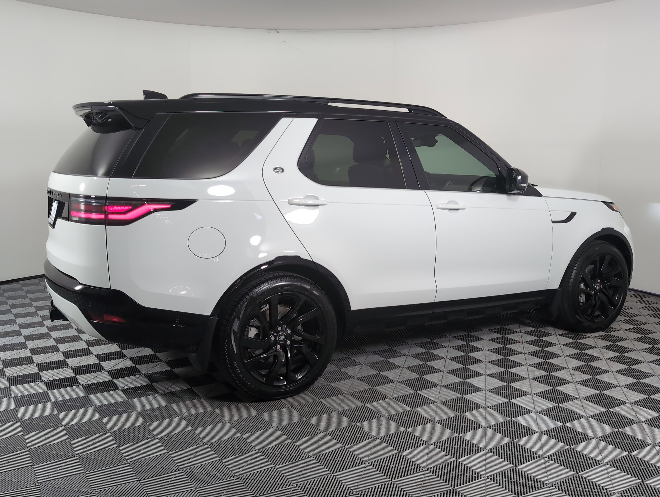 2025 Land Rover Discovery SE photo 2