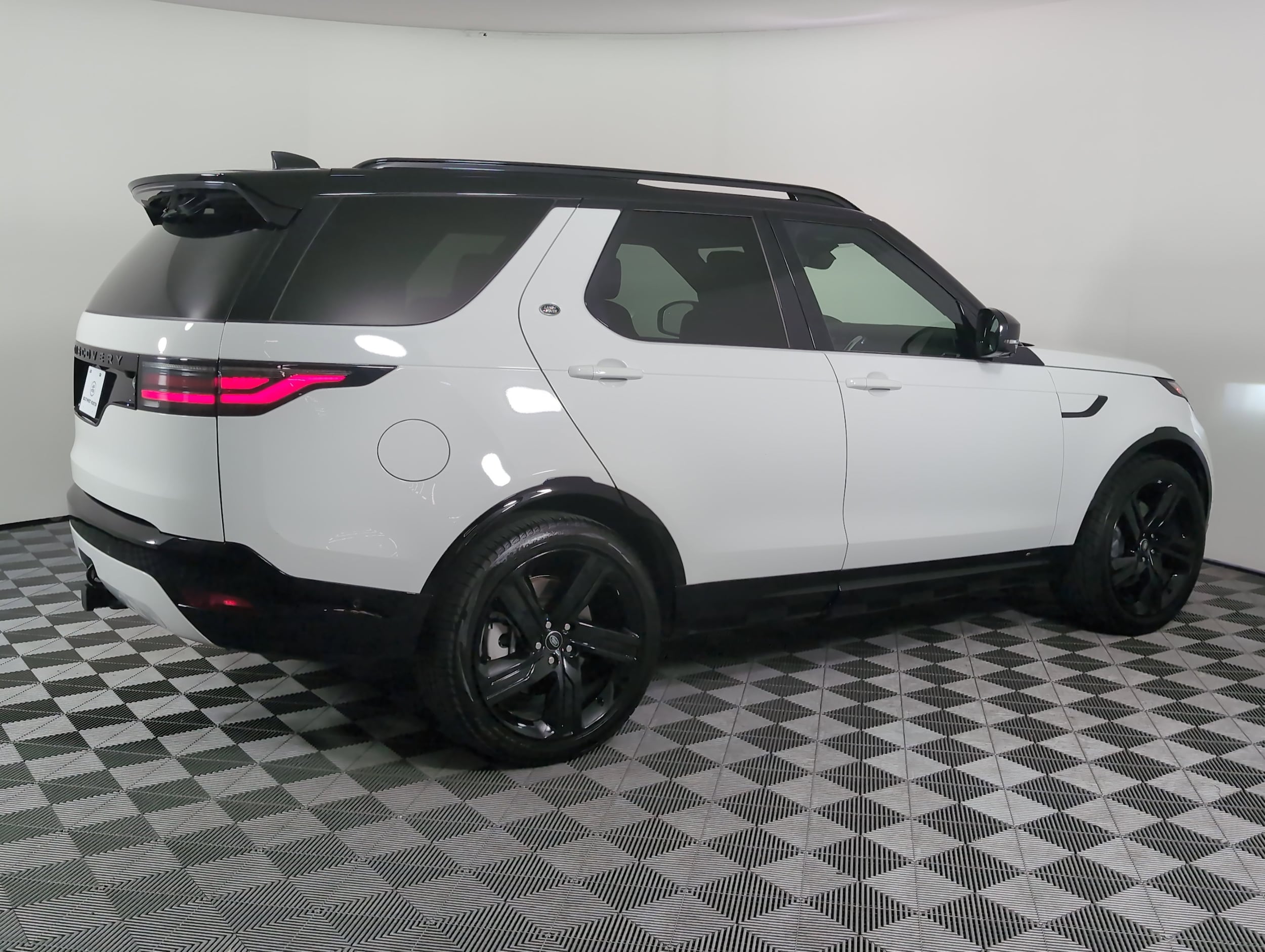 Used 2022 Land Rover Discovery HSE R Dynamic with VIN SALRM4EUXN2459068 for sale in Houston, TX