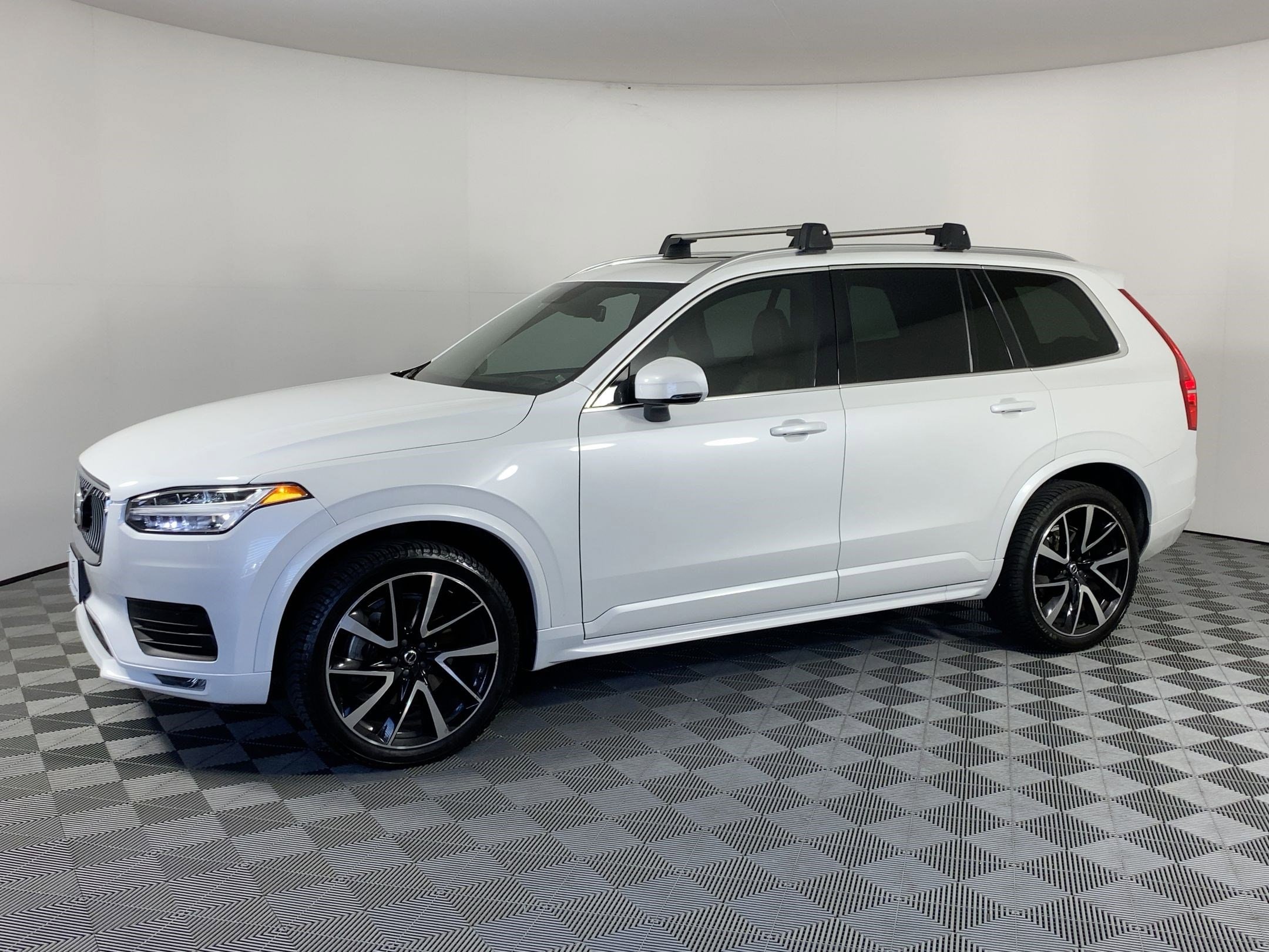 2022 Volvo XC90 Momentum's photo