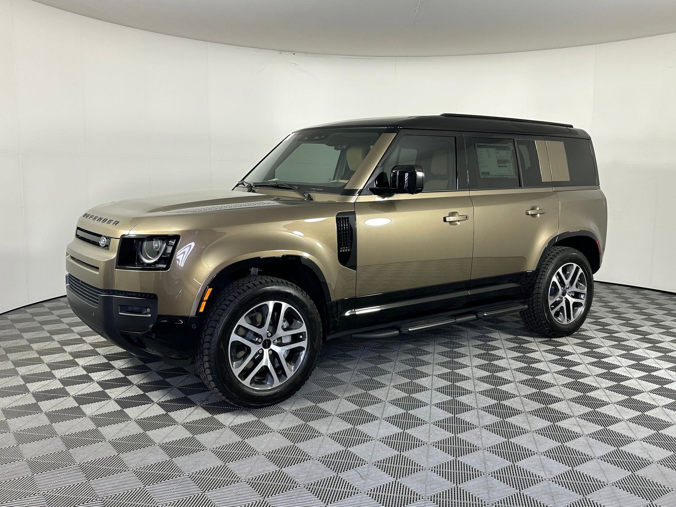 2026 Land Rover Defender X-Dynamic SE's photo