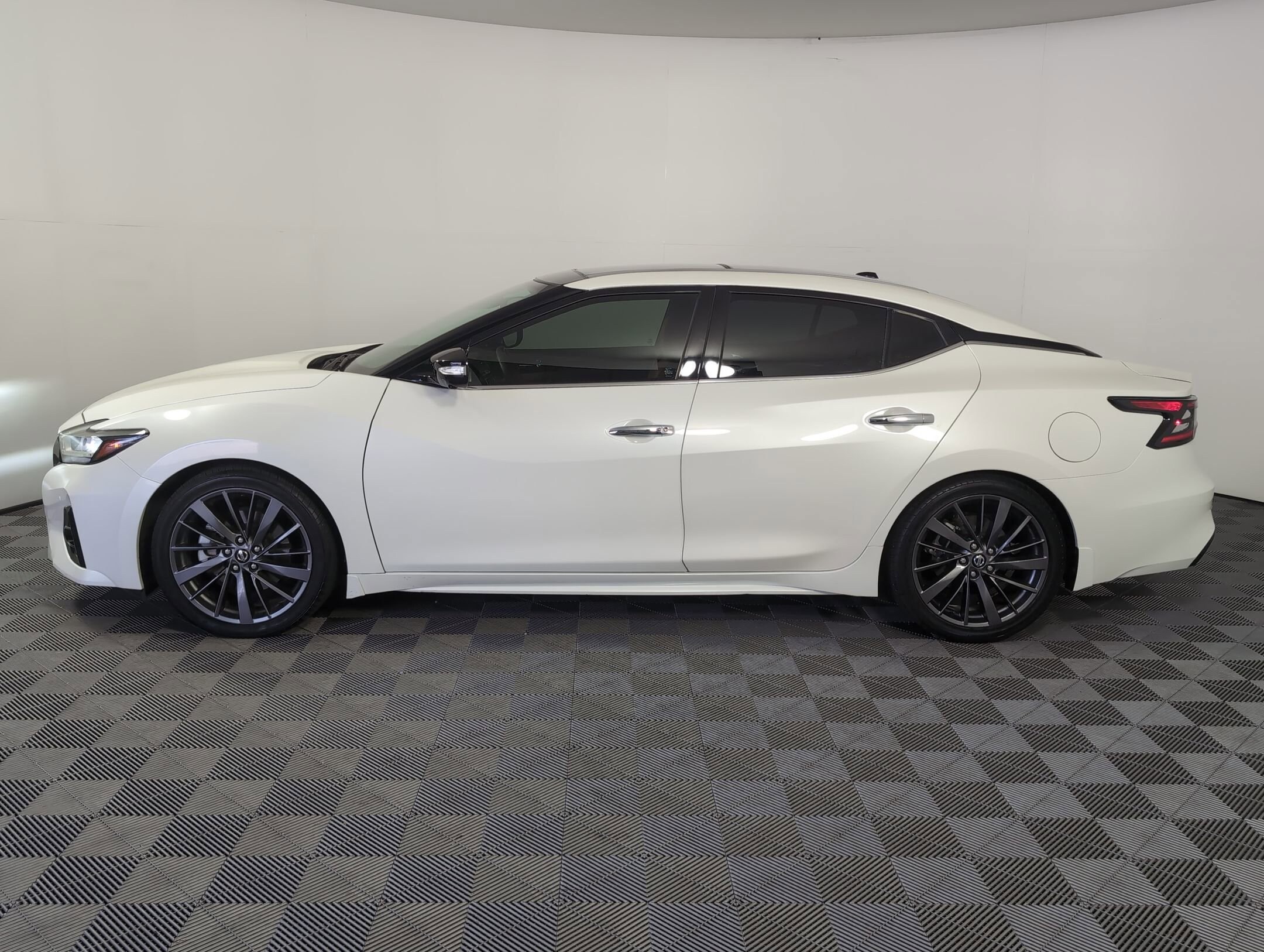 2020 Nissan Maxima Platinum photo 2