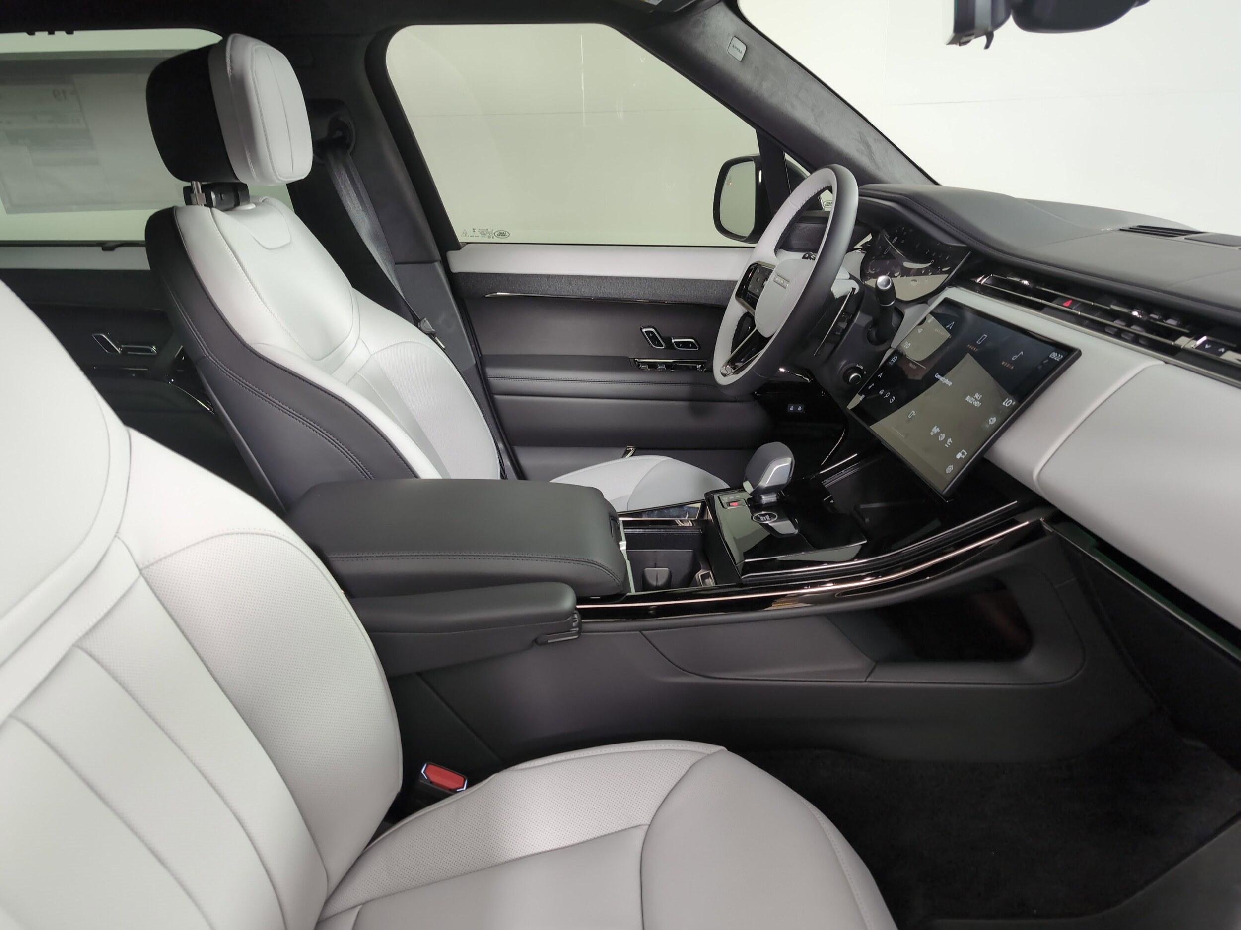 2025 Land Rover Range Rover Sport P530 Autobiography photo 3