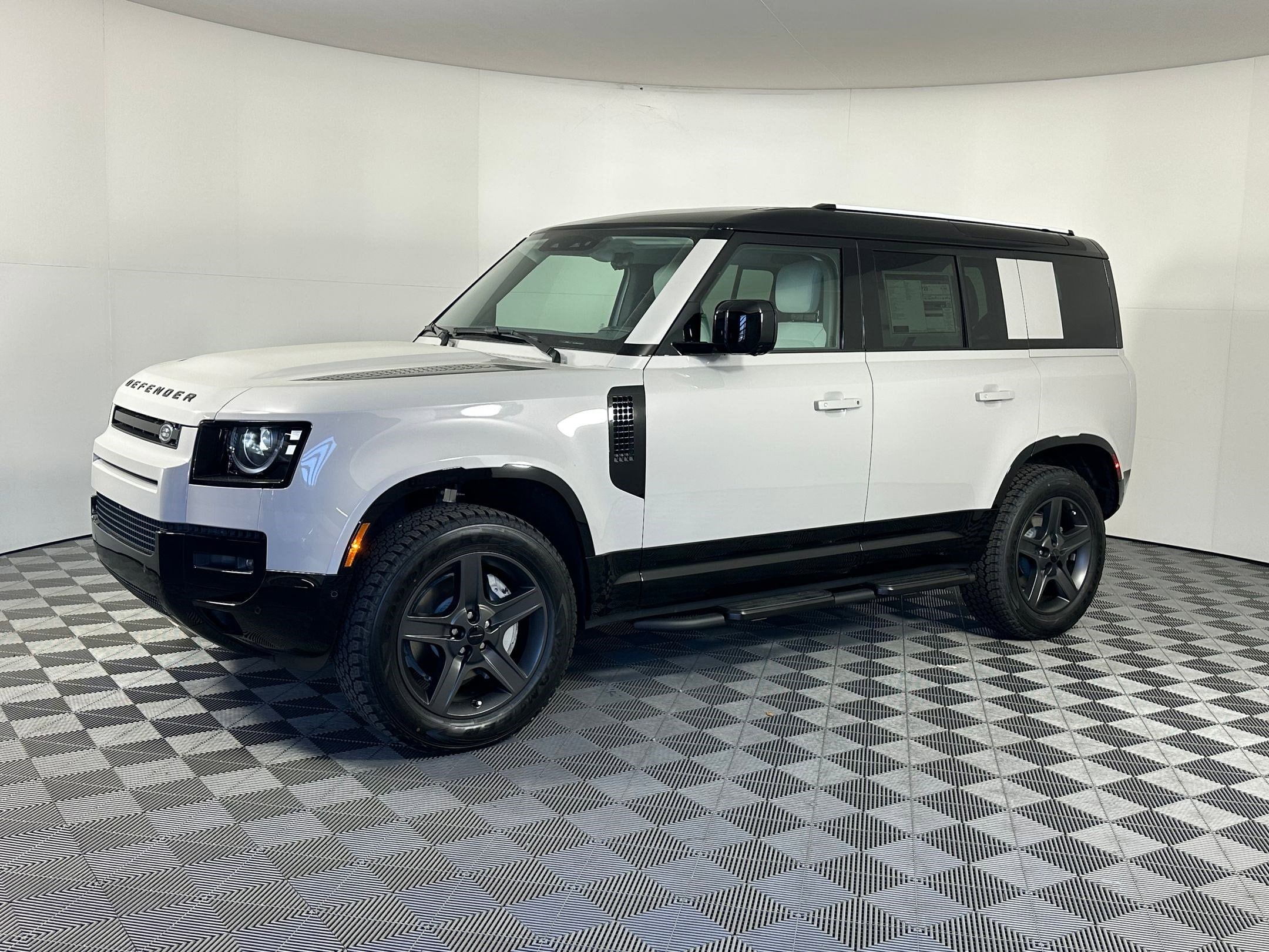 2026 Land Rover Defender X-Dynamic SE's photo