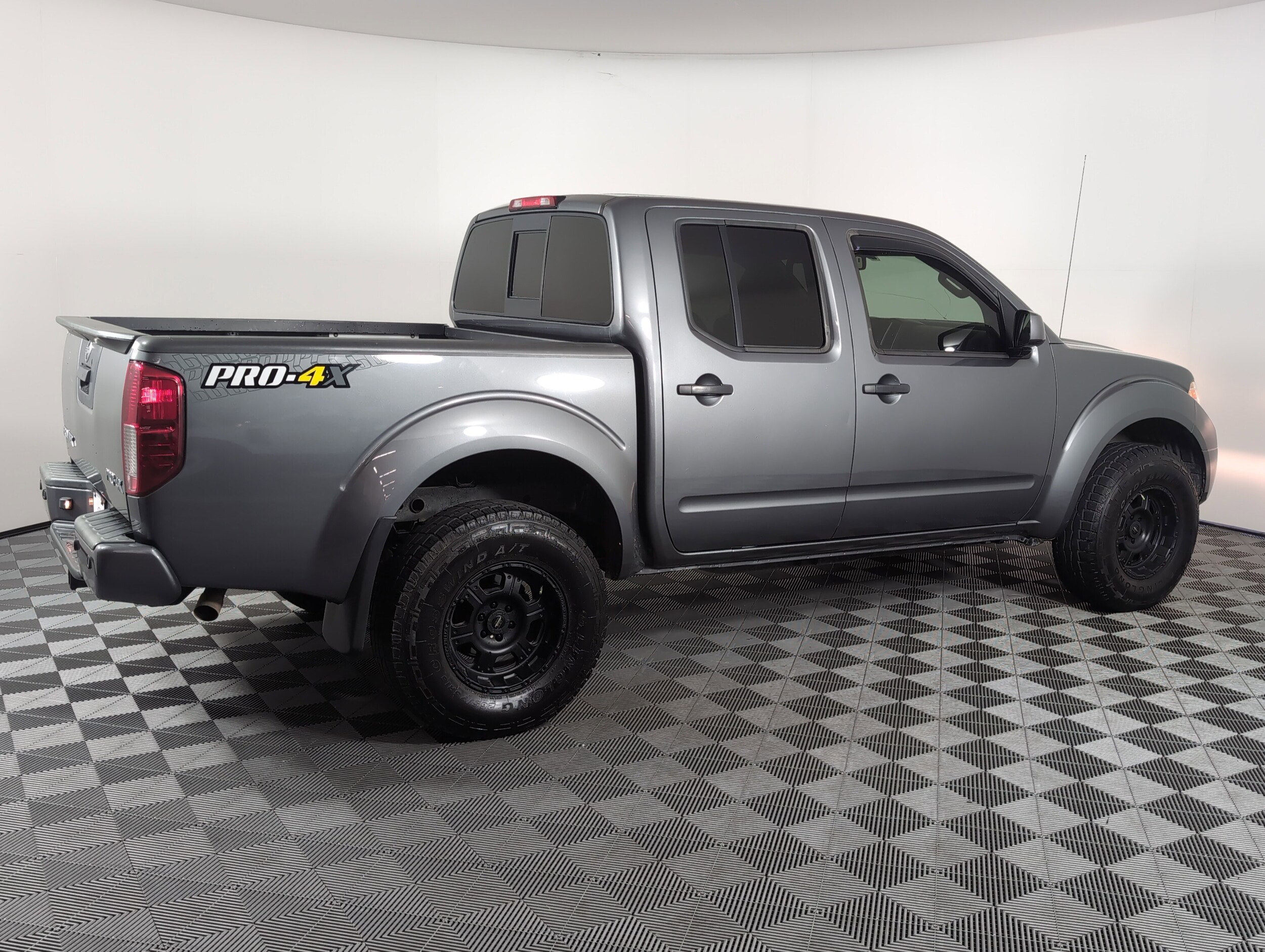 2019 Nissan Frontier PRO-4X photo 2