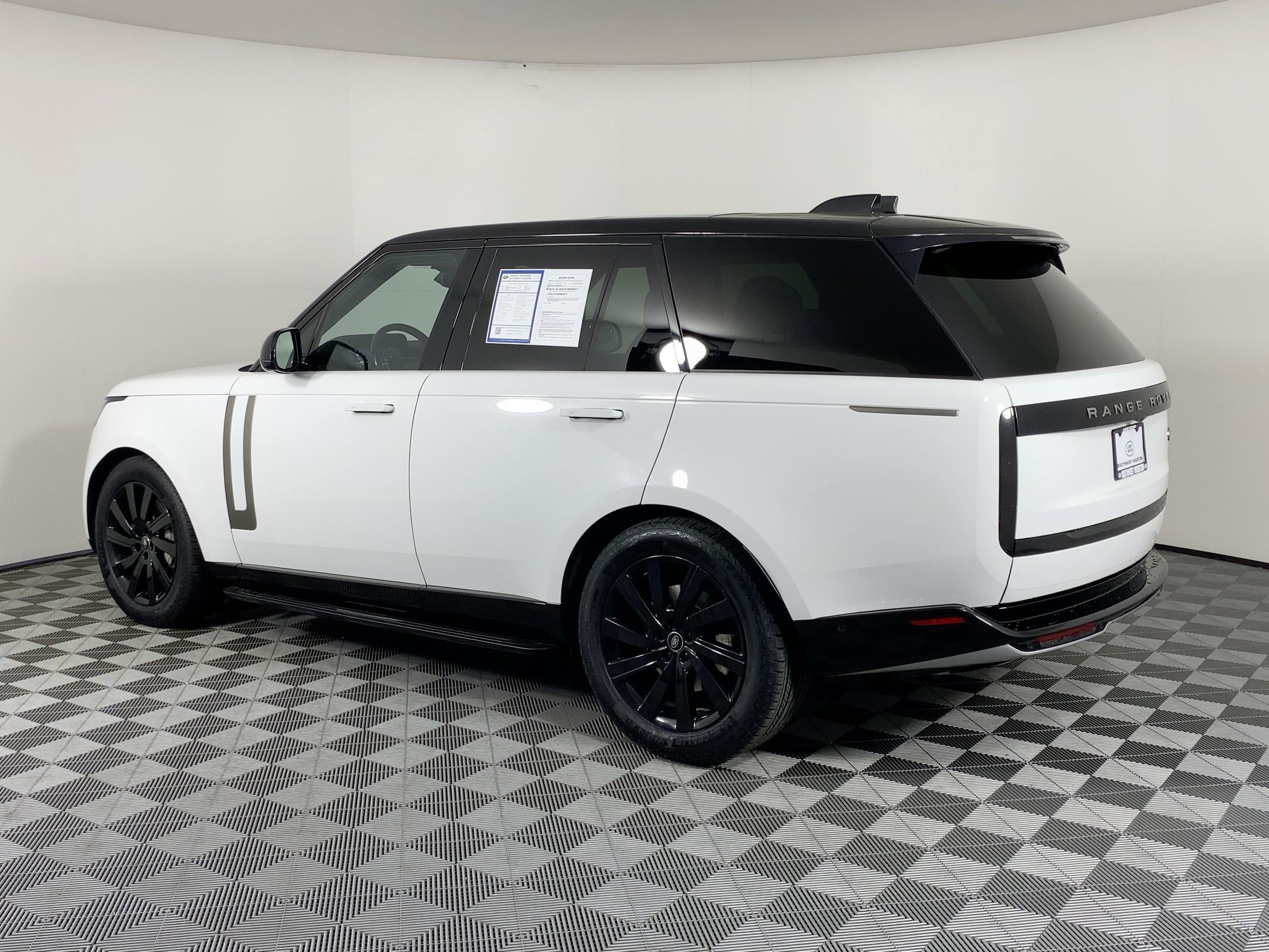 2023 Land Rover Range Rover SE photo 3