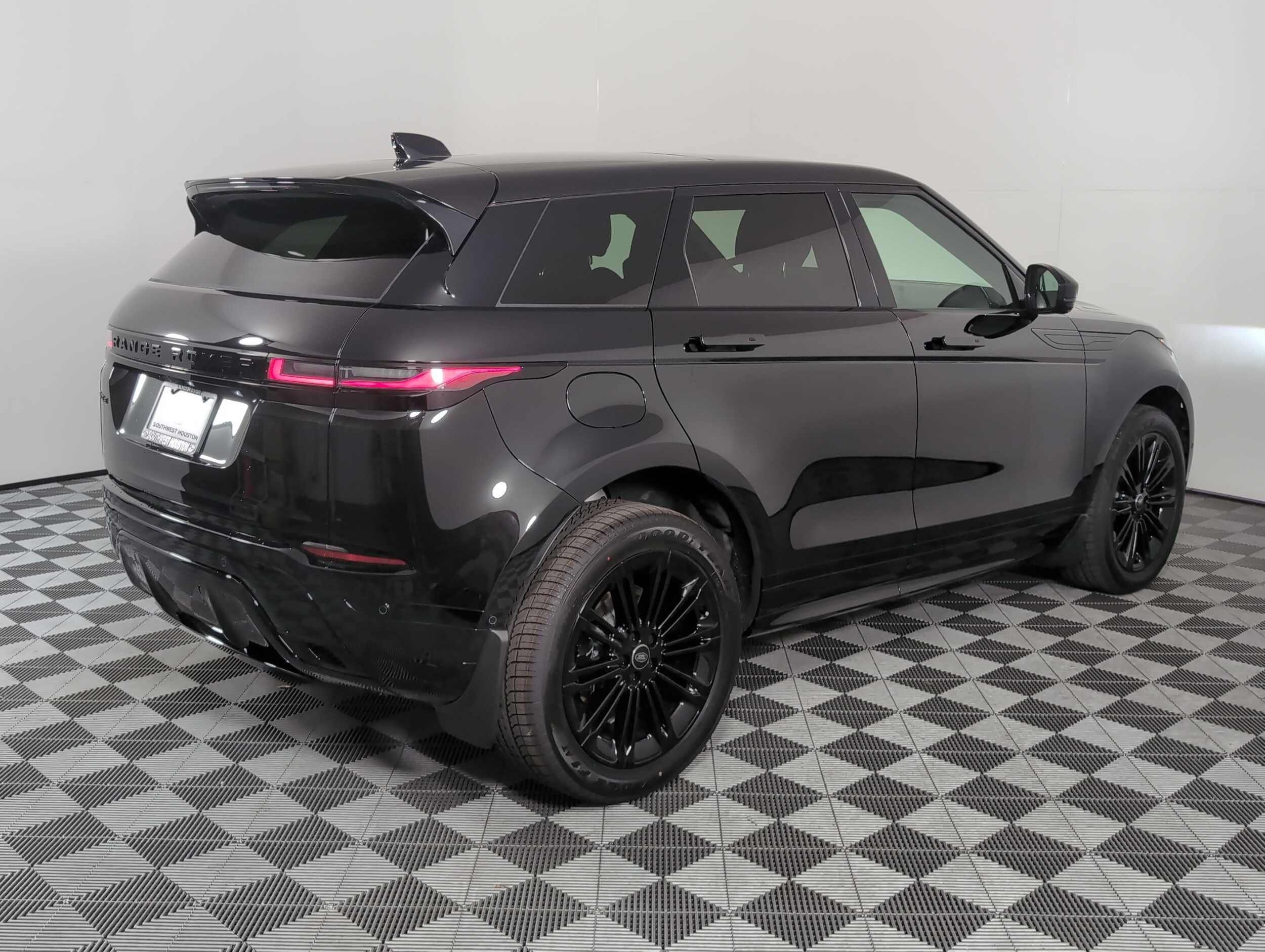 2026 Land Rover Range Rover Evoque Dynamic SE photo 2