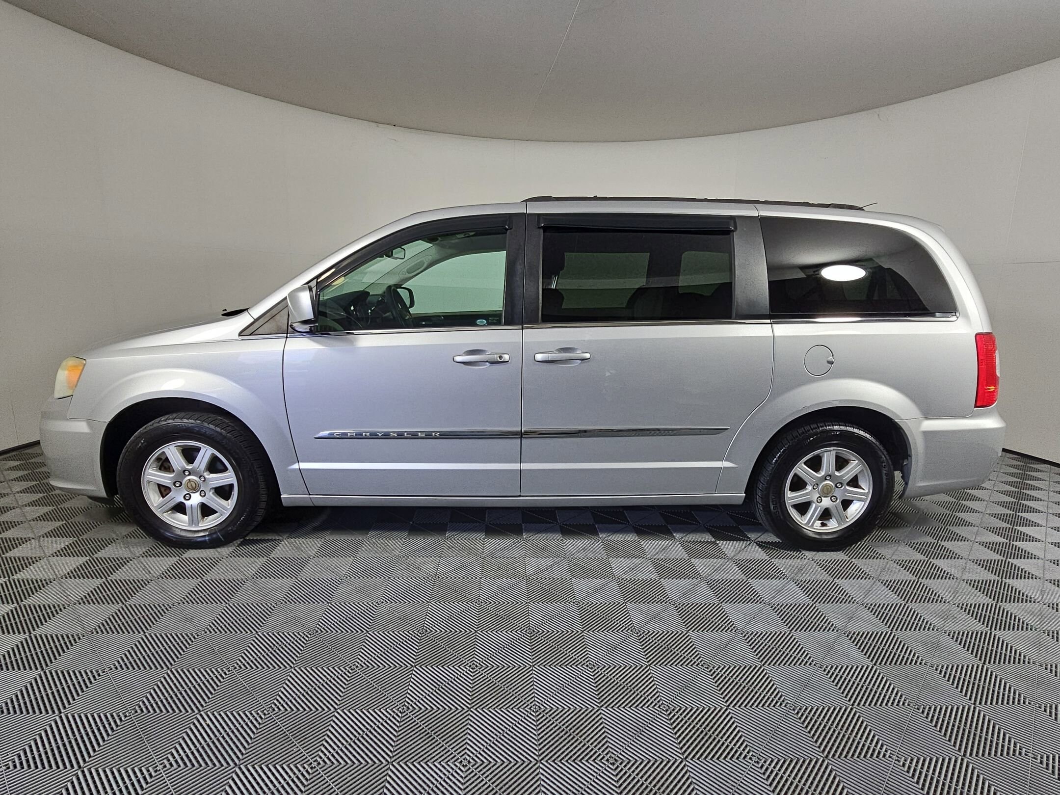 2012 Chrysler Town & Country Touring photo 2