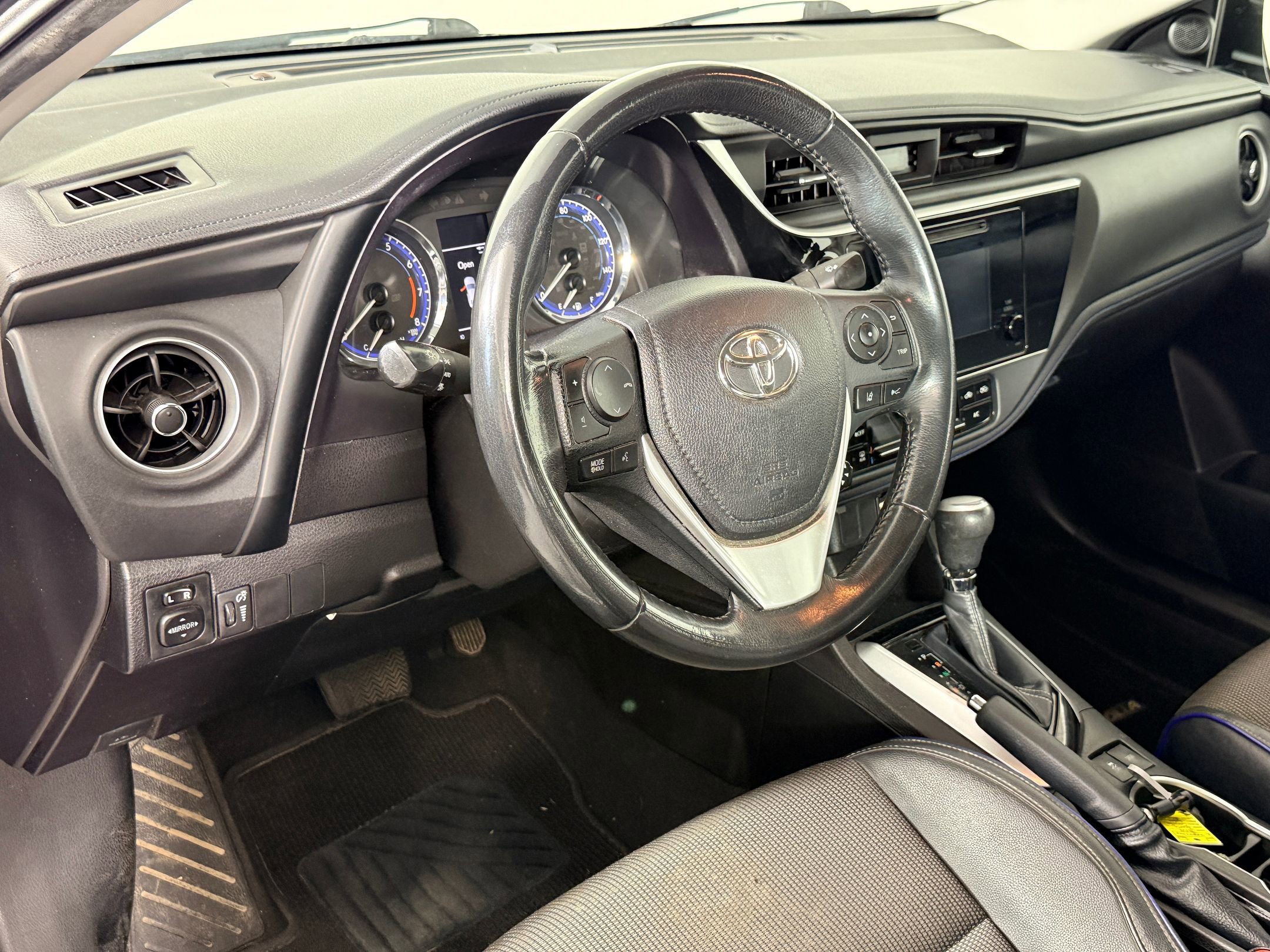 2018 Toyota Corolla SE photo 4