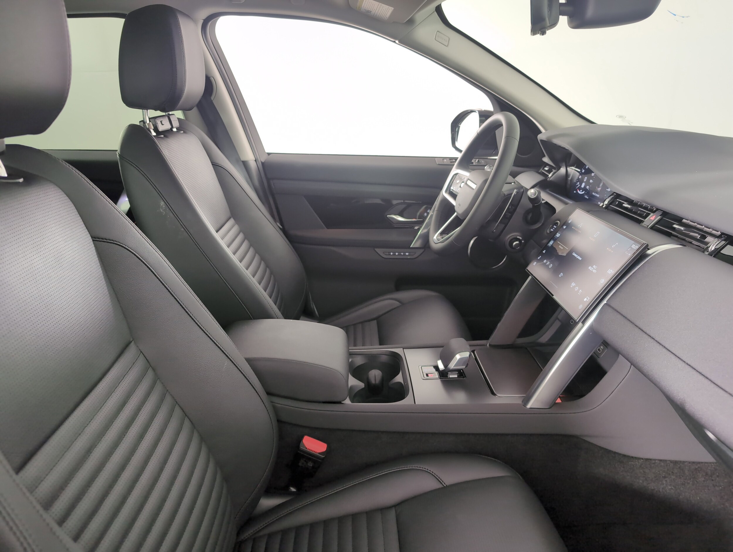 2025 Land Rover Discovery Sport S photo 3