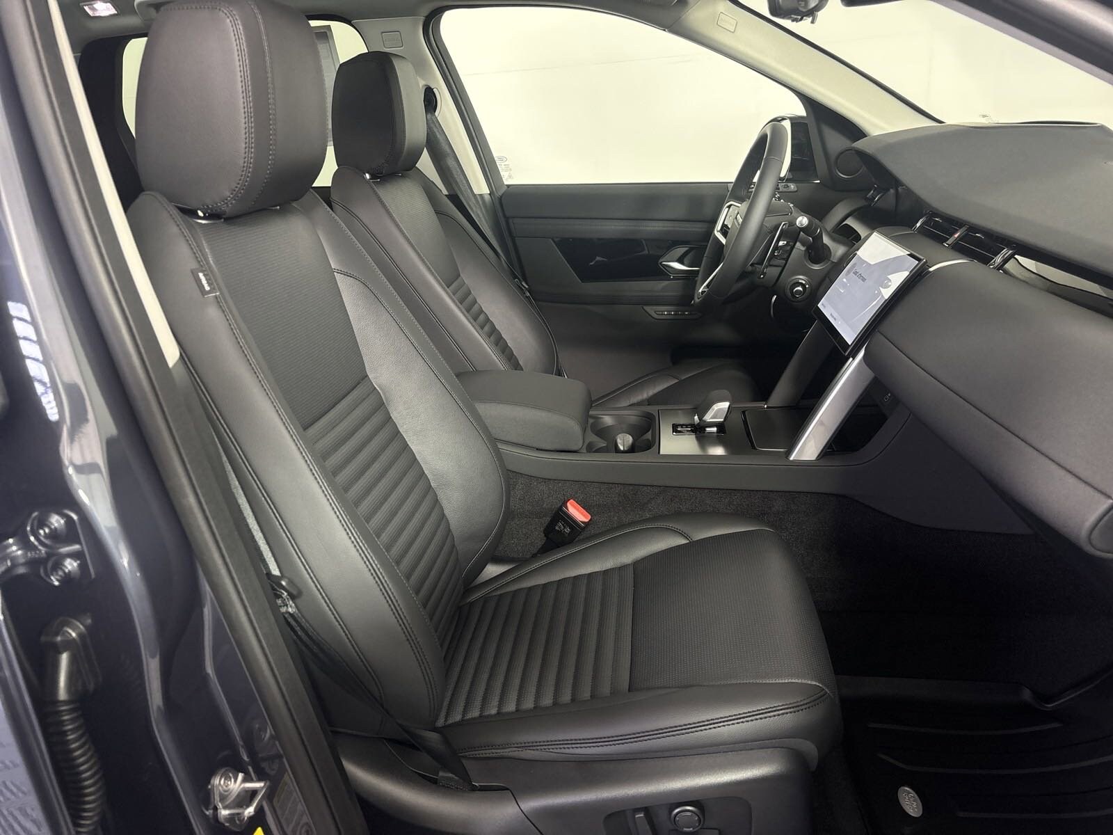 2025 Land Rover Discovery Sport S photo 3