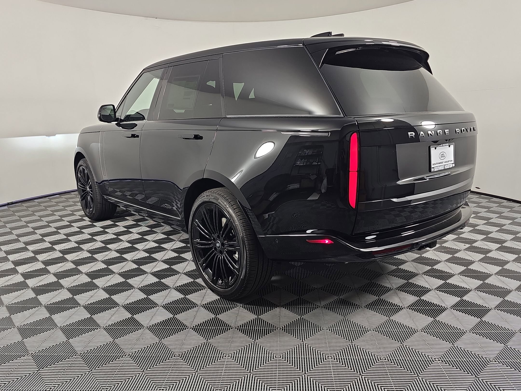 2025 Land Rover Range Rover SE photo 3