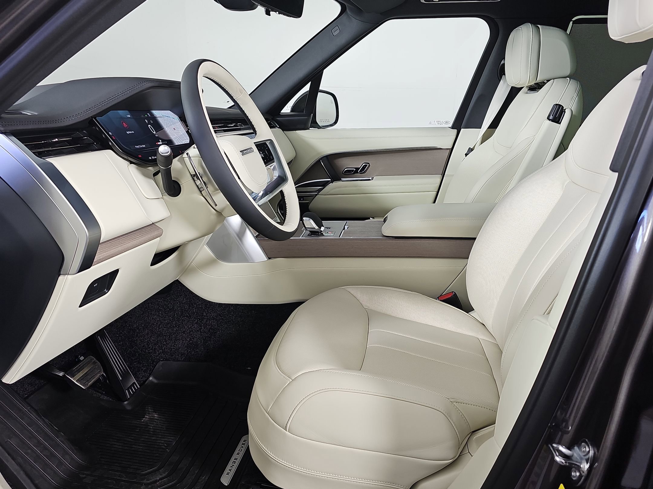 2025 Land Rover Range Rover SE photo 4