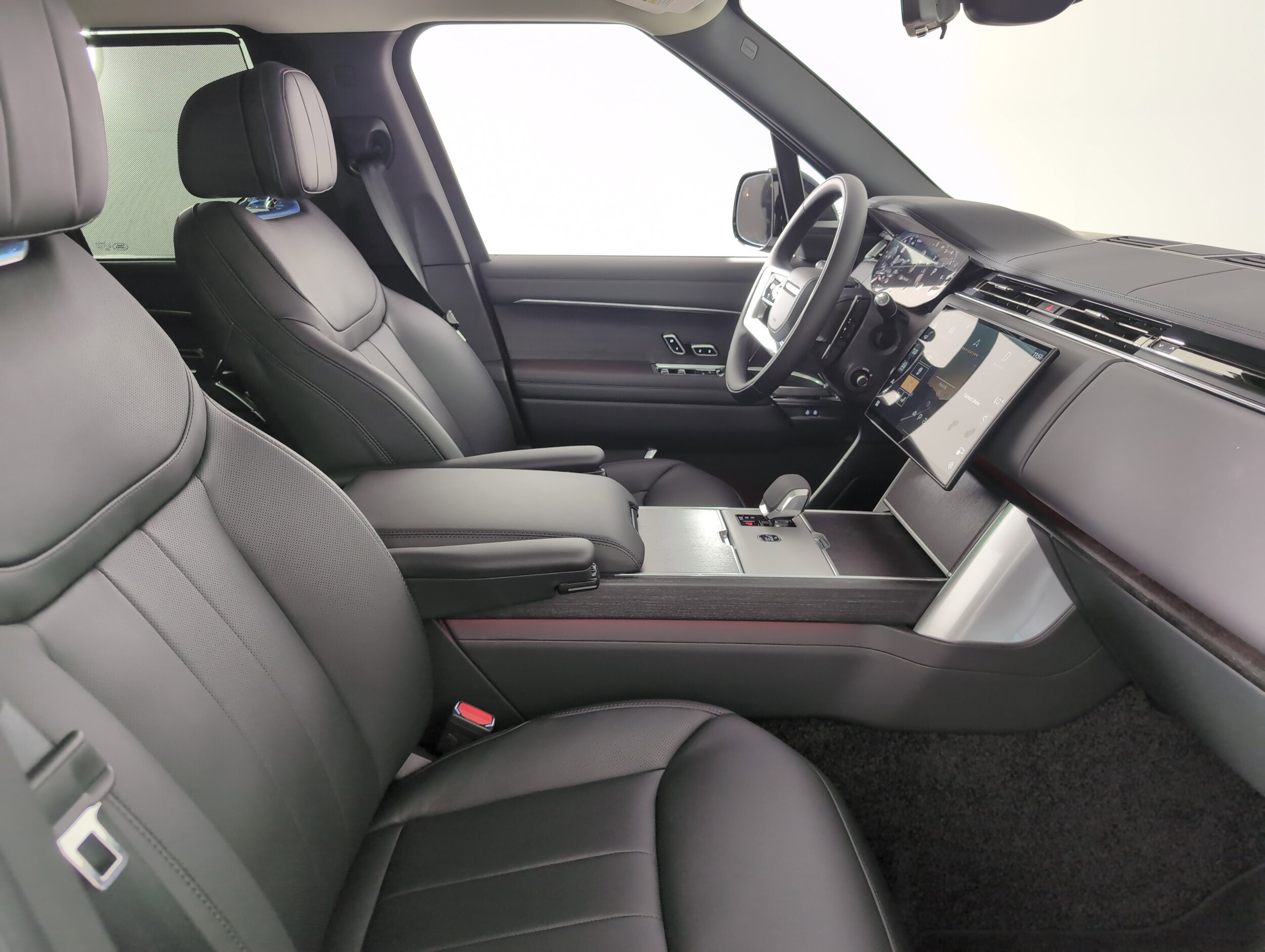 2025 Land Rover Range Rover SE photo 3