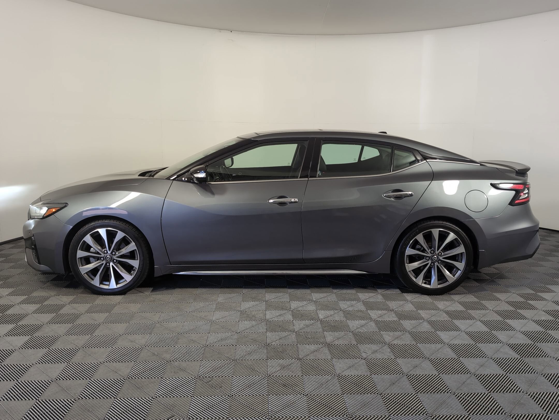 2019 Nissan Maxima Platinum photo 2