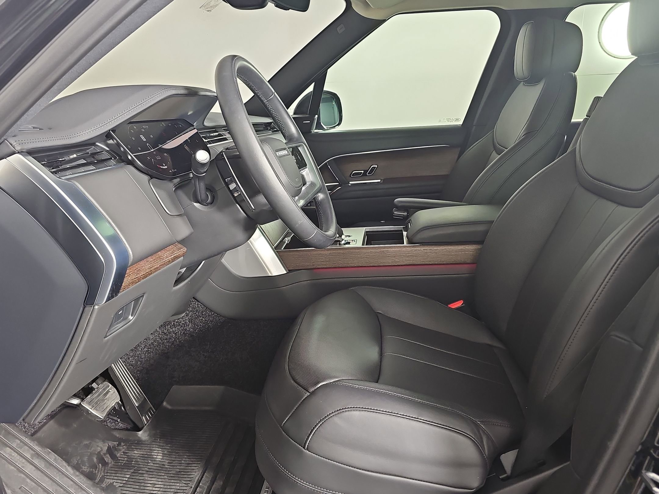 2025 Land Rover Range Rover SE photo 3