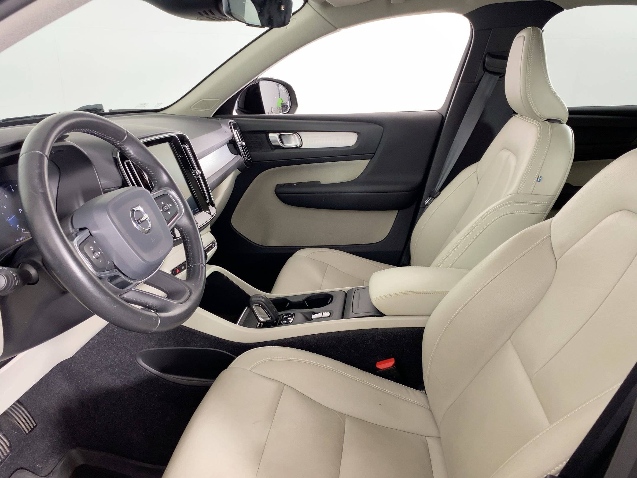 2019 Volvo XC40 Momentum photo 3