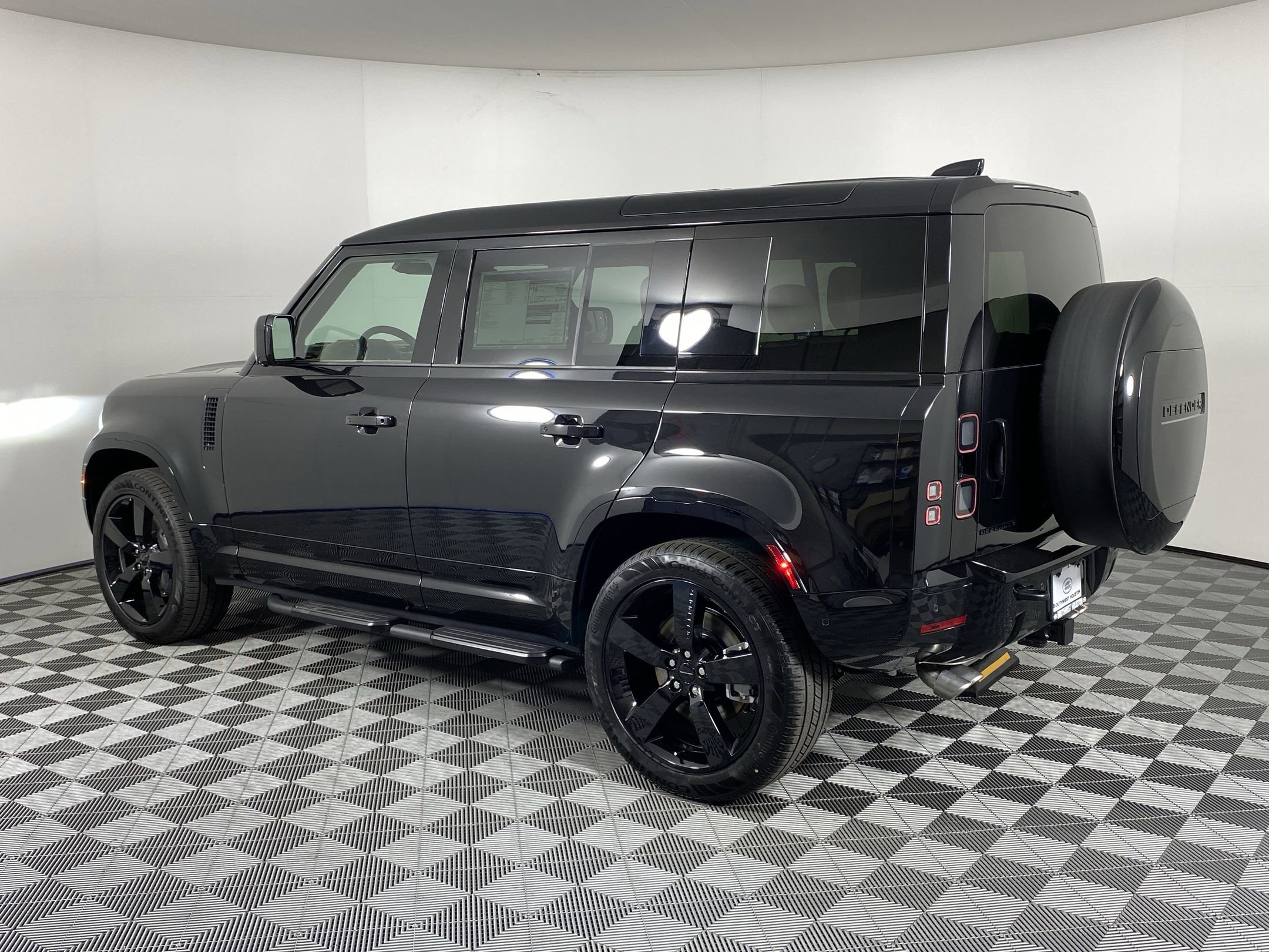 2026 Land Rover Defender 110 X-Dynamic SE photo 2