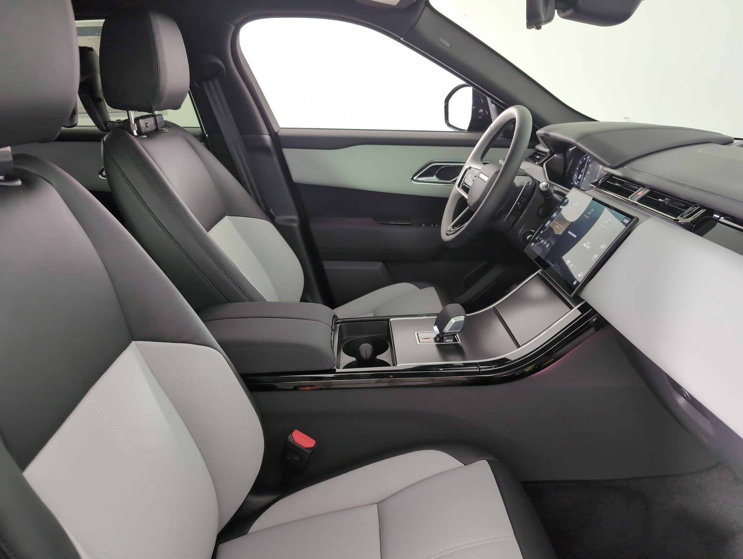2026 Land Rover Range Rover Velar SE photo 3