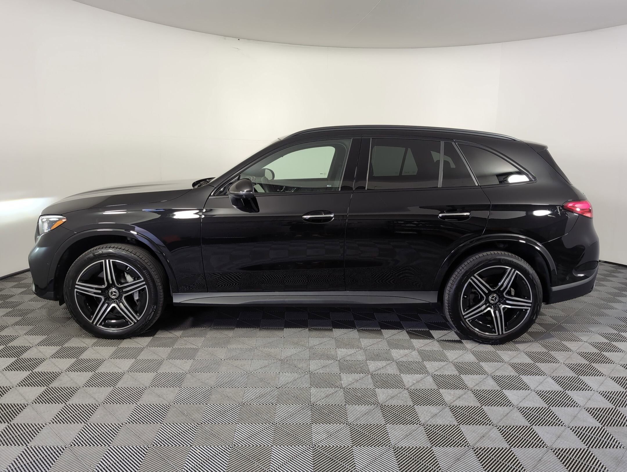 2025 Mercedes Benz GLC 300 4MATIC photo 2