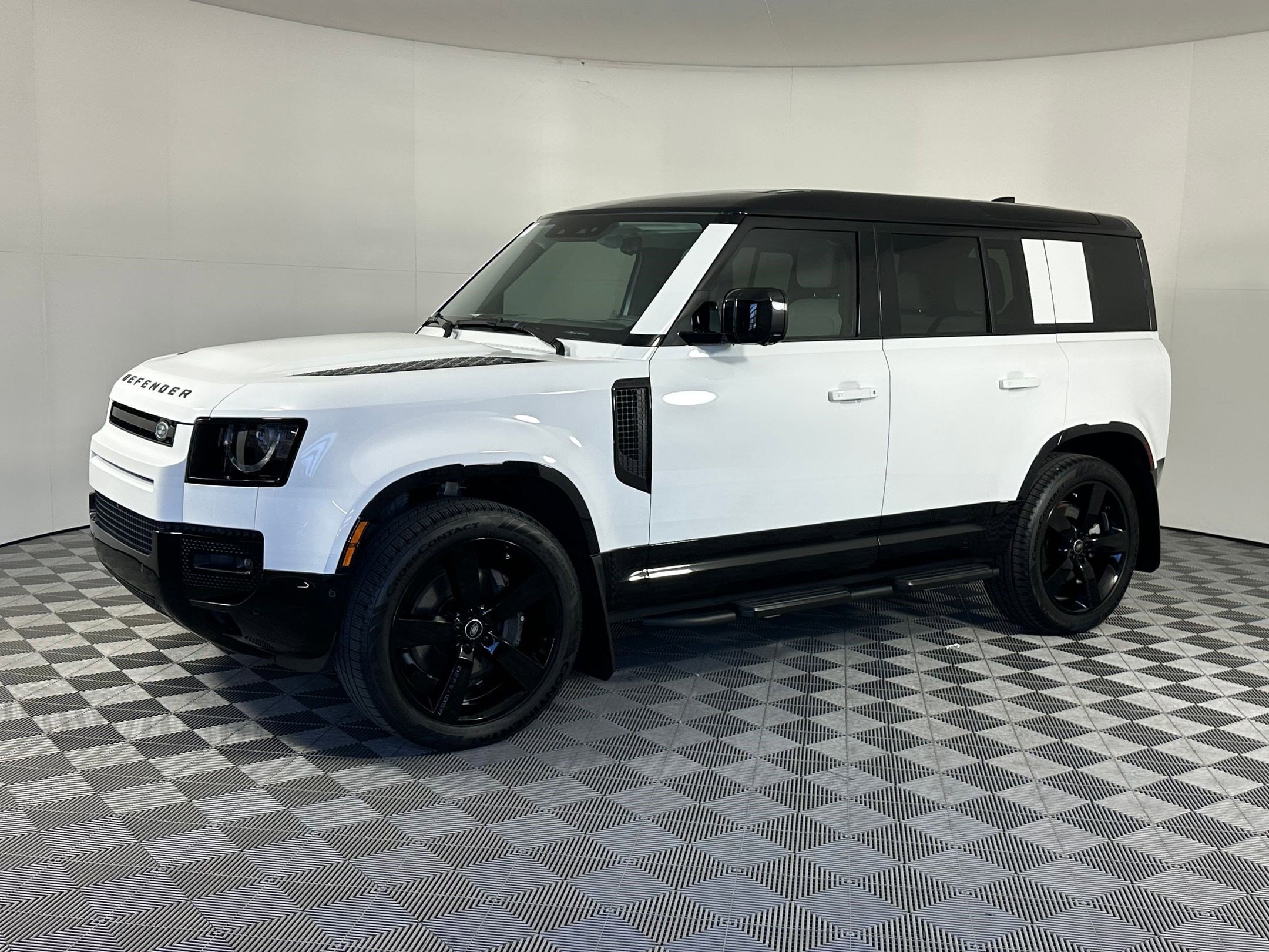 2025 Land Rover Defender X-Dynamic SE's photo
