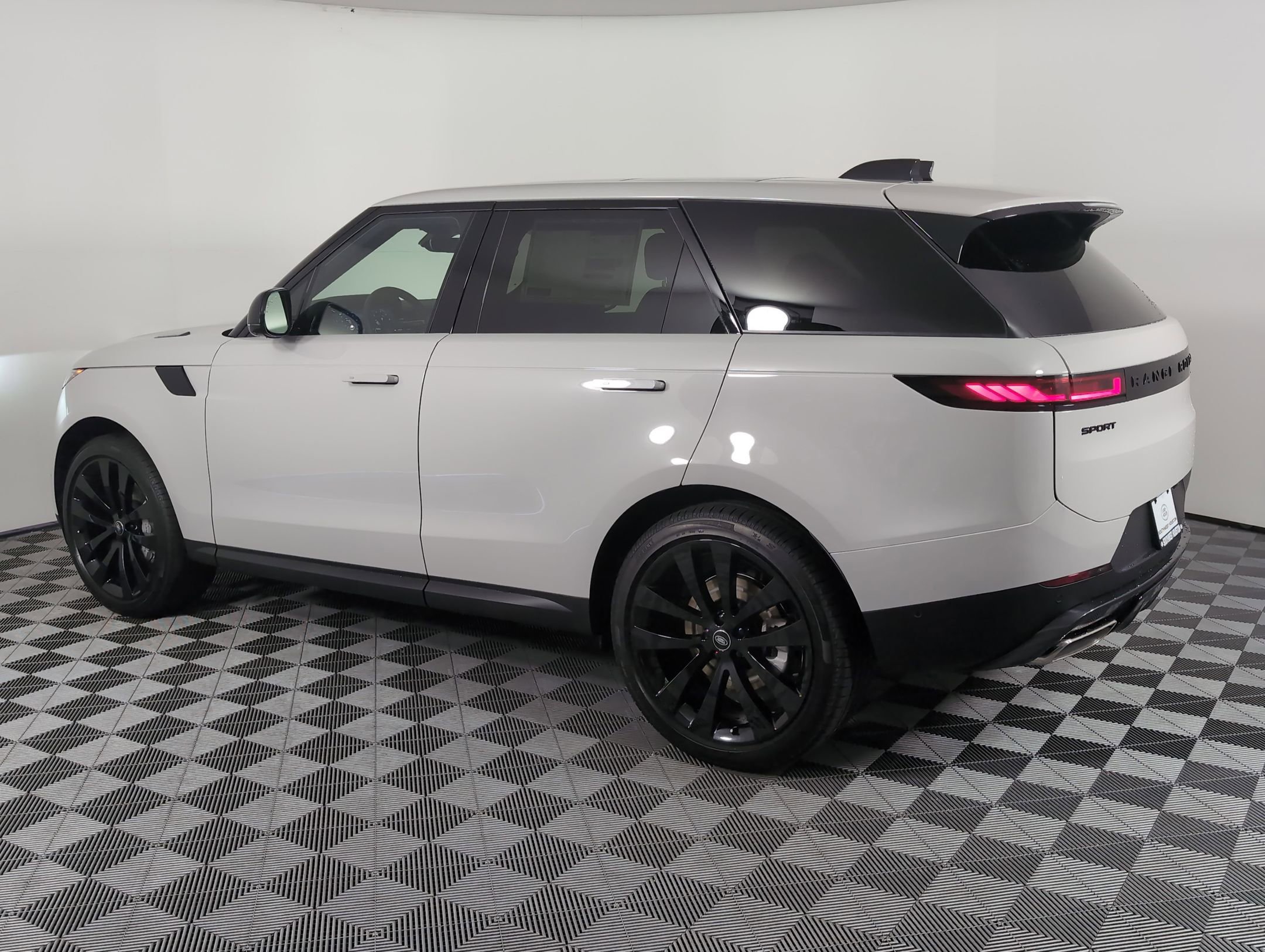 2025 Land Rover Range Rover Sport P360 SE photo 3