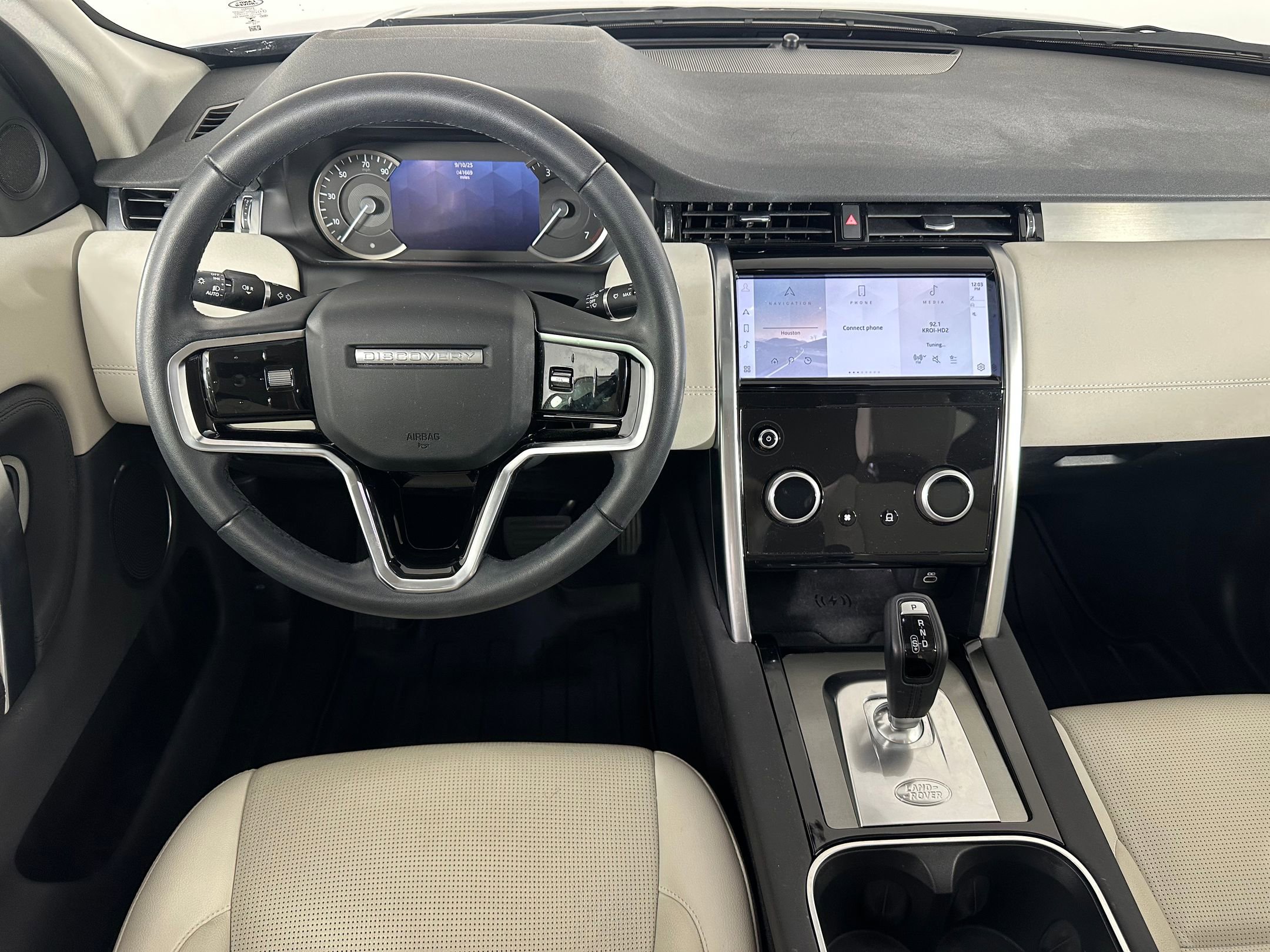 2023 Land Rover Discovery Sport S photo 3