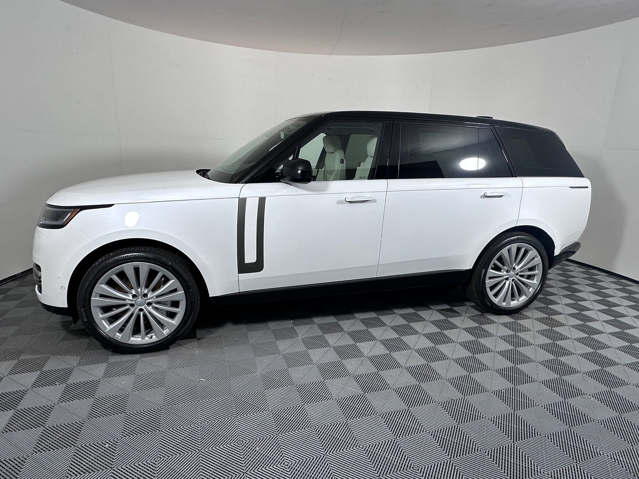 2025 Land Rover Range Rover SE photo 2