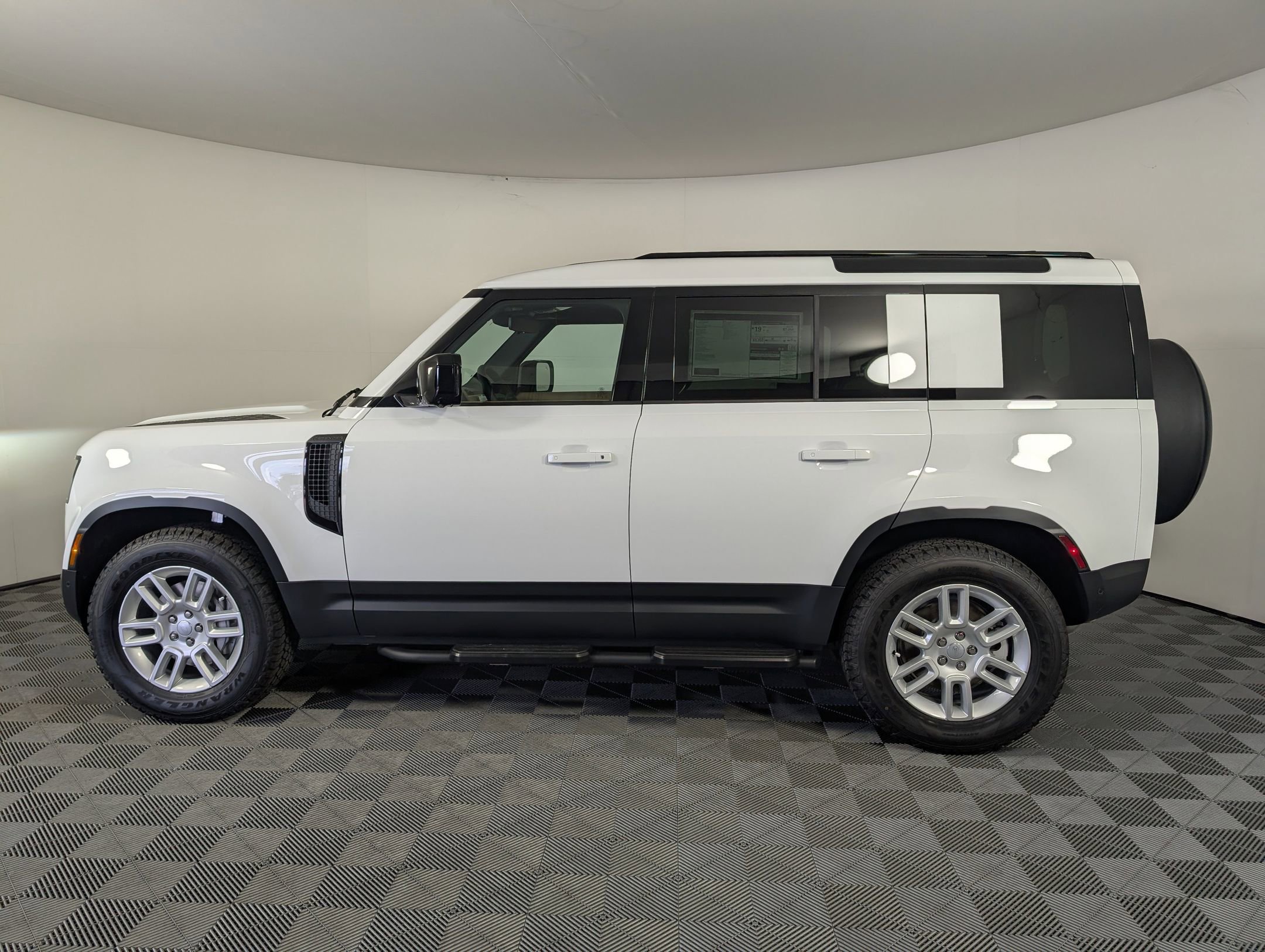 2025 Land Rover Defender 110 S photo 2