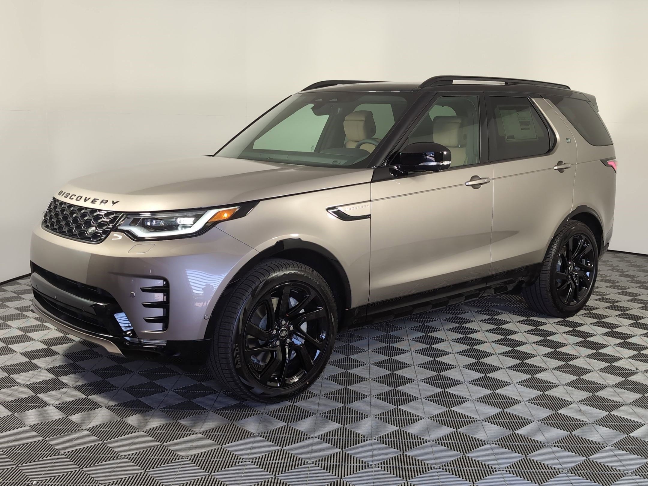 2025 Land Rover Discovery Dynamic SE's photo