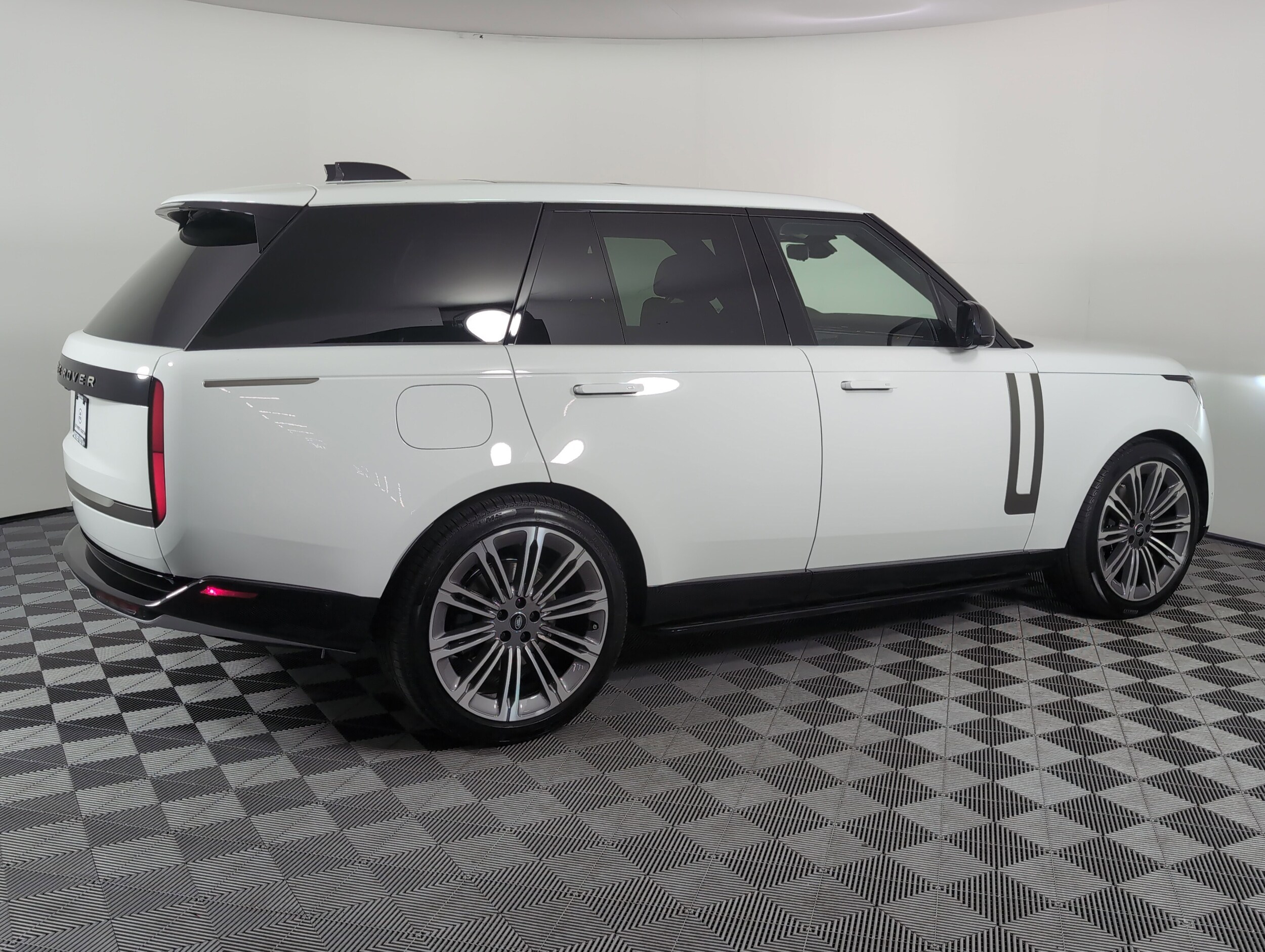 2025 Land Rover Range Rover SE photo 2