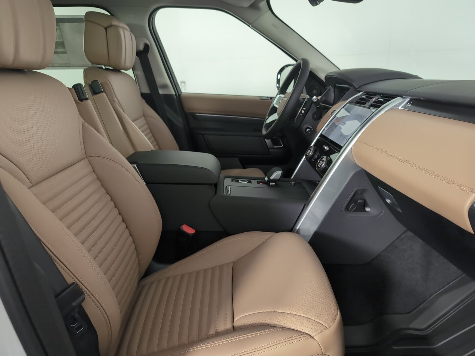 2025 Land Rover Discovery Metropolitan Edition photo 3