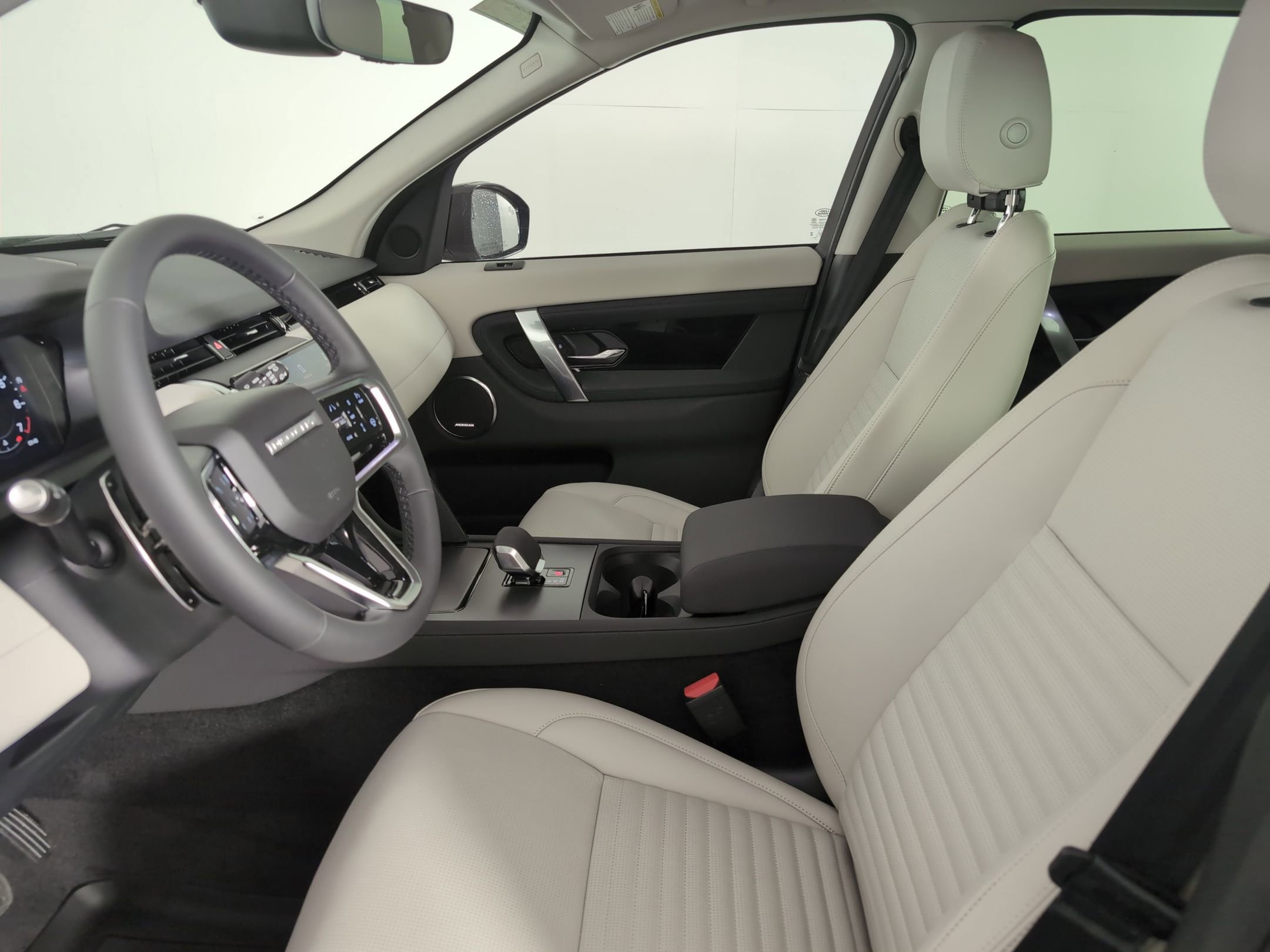 2025 Land Rover Discovery Sport S photo 4