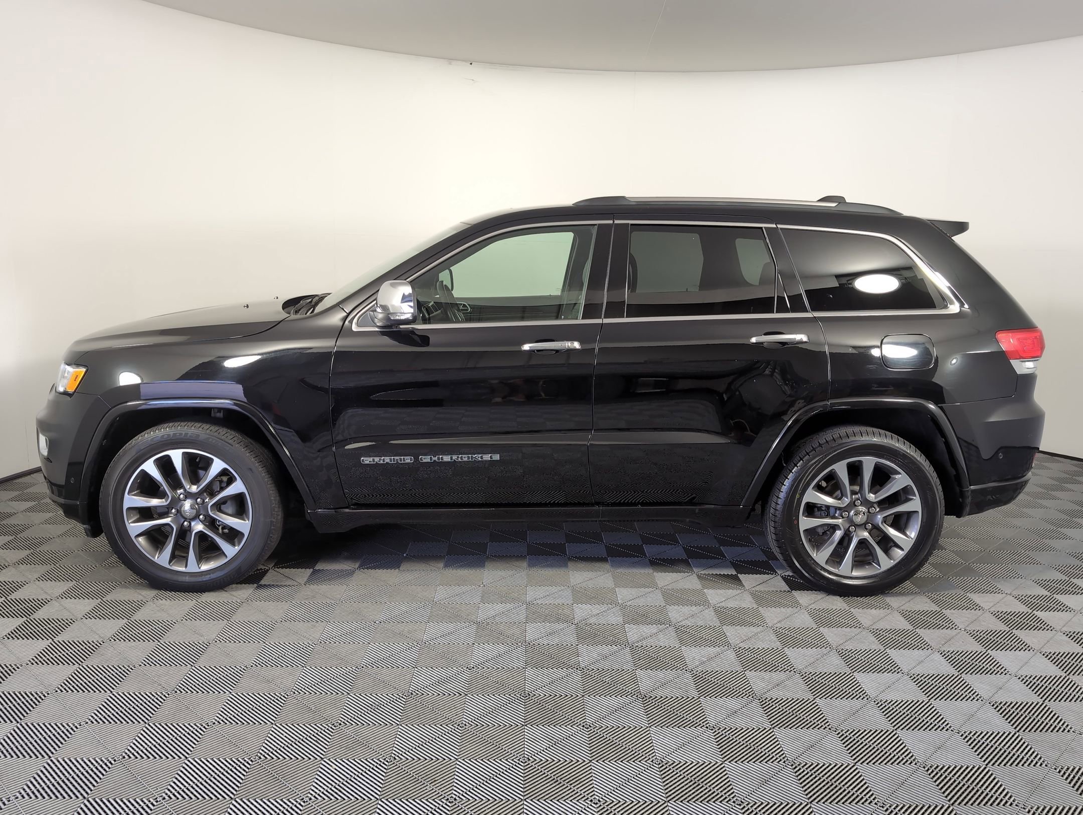 2018 Jeep Grand Cherokee Overland photo 2