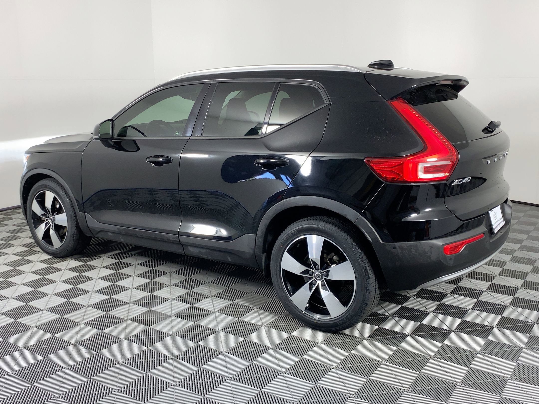 2019 Volvo XC40 Momentum photo 2