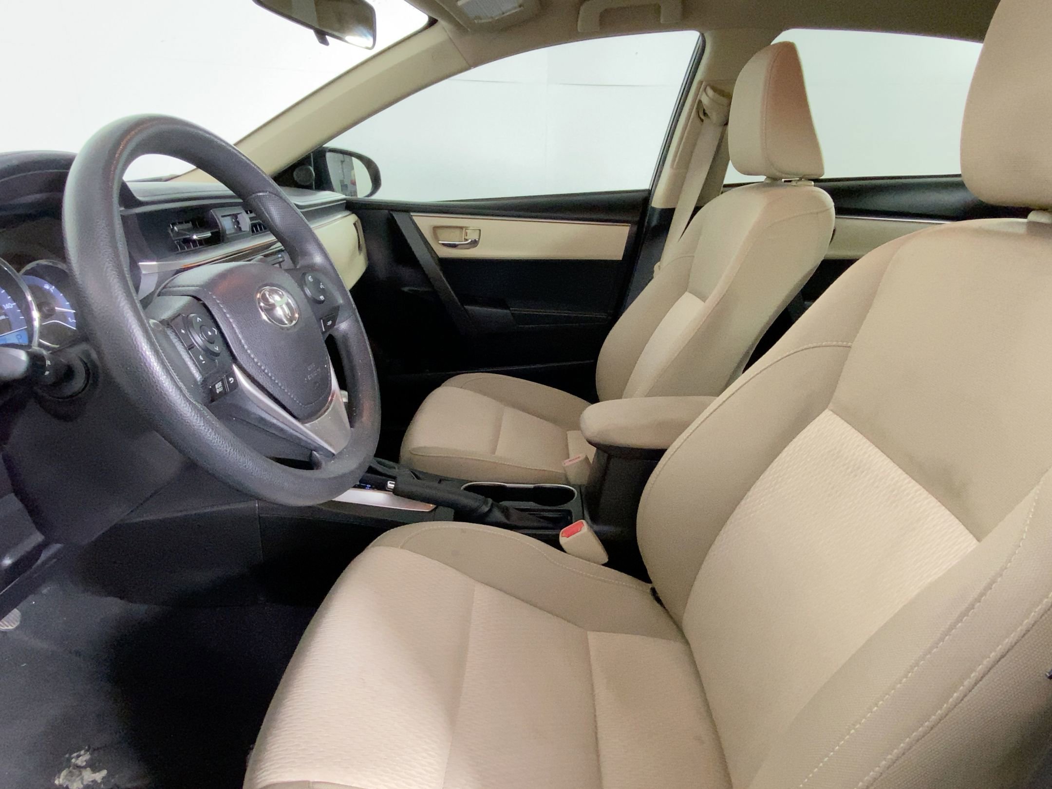 2014 Toyota Corolla LE photo 4