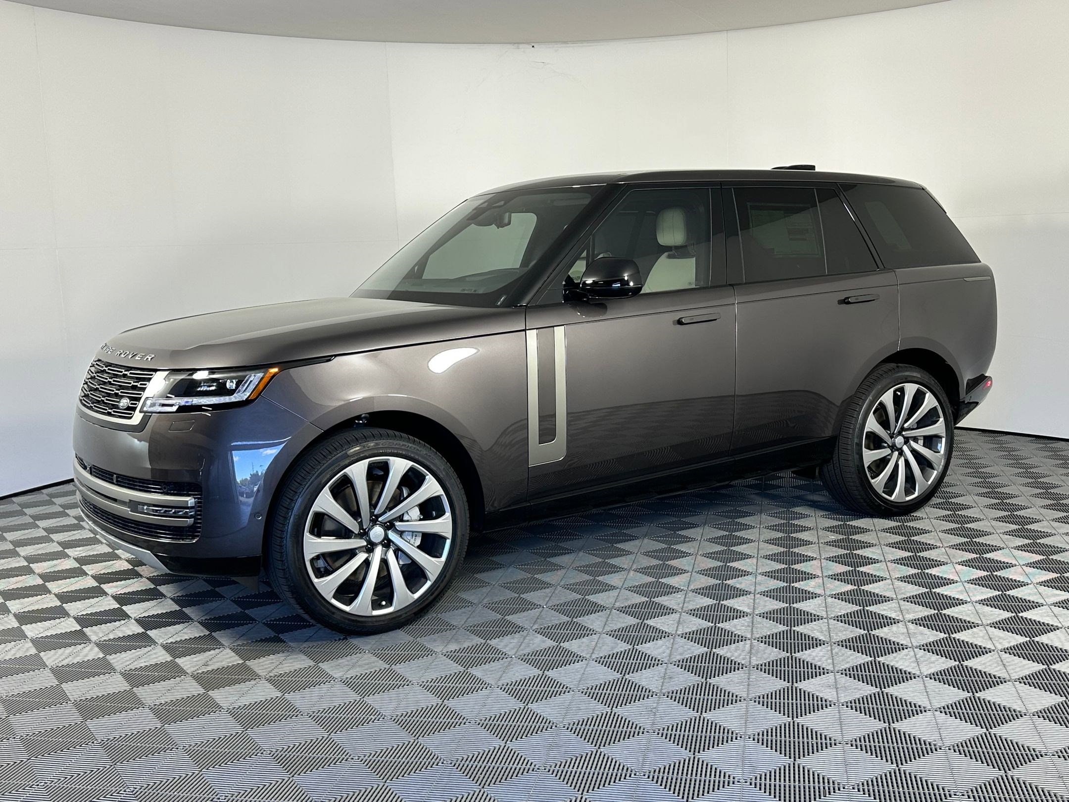 2025 Land Rover Range Rover SE's photo