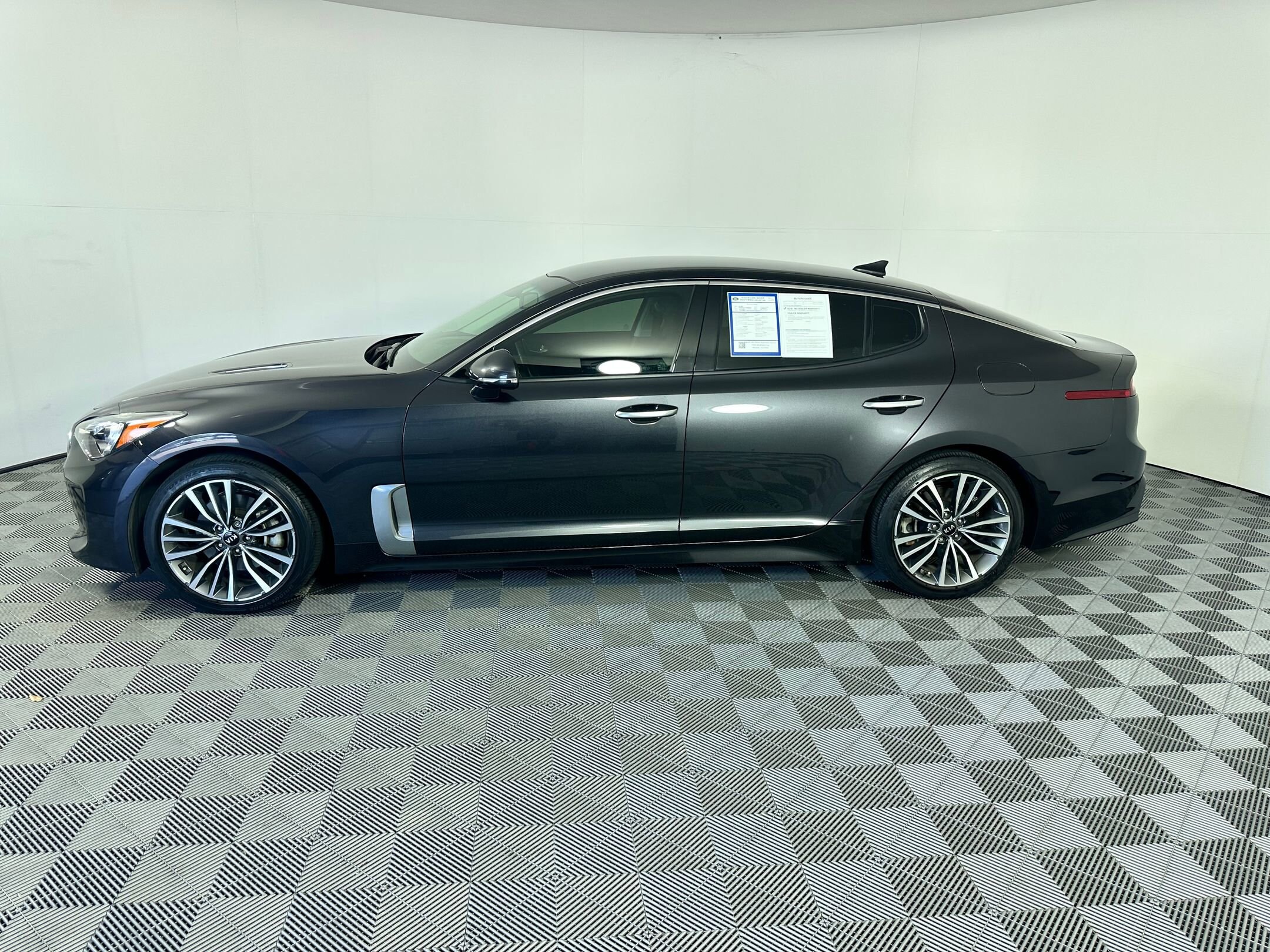 2019 Kia Stinger photo 2