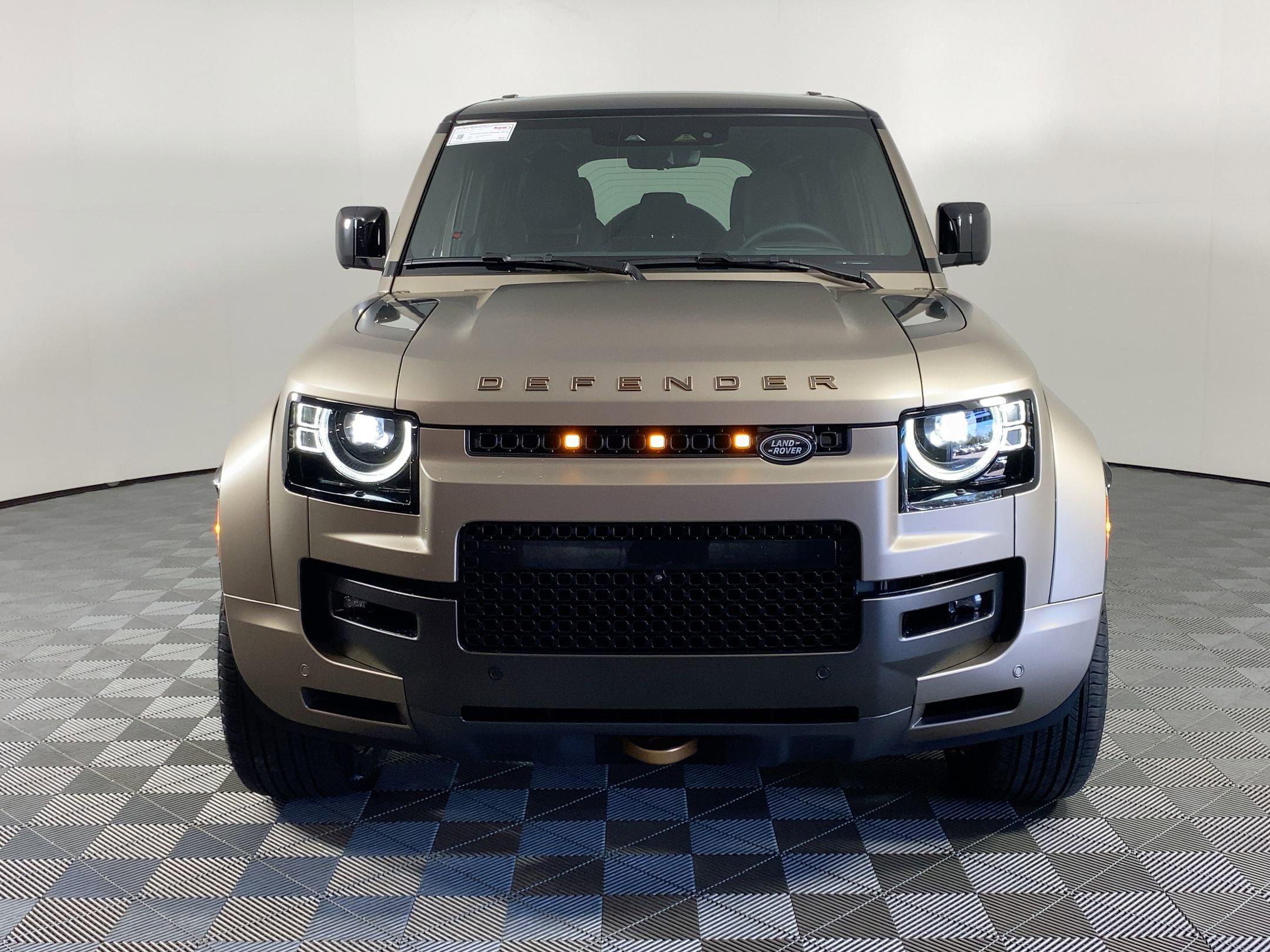 2025 Land Rover Defender 110 photo 4